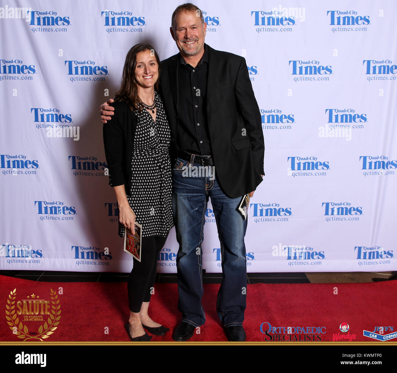 Bettendorf, Iowa, États-Unis. 3 mai, 2017. Les clients posent pour des photos sur le tapis rouge à l'Hommage aux sports à Bettendorf High School le mercredi 3 mai, 2017. Credit : Andy Abeyta, Quad-City Times/Quad-City Times/ZUMA/Alamy Fil Live News Banque D'Images