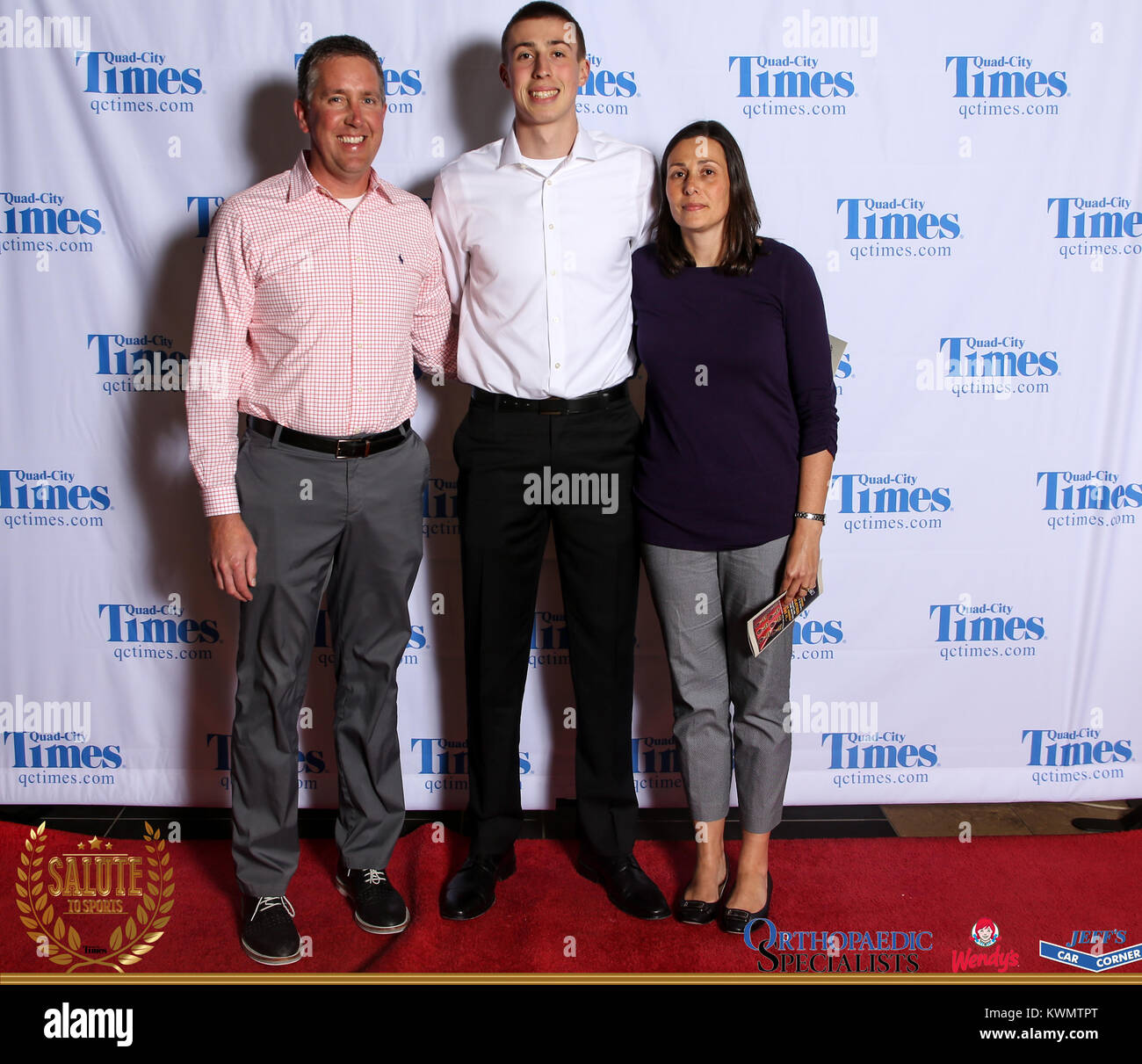 Bettendorf, Iowa, États-Unis. 3 mai, 2017. Les clients posent pour des photos sur le tapis rouge à l'Hommage aux sports à Bettendorf High School le mercredi 3 mai, 2017. Credit : Andy Abeyta, Quad-City Times/Quad-City Times/ZUMA/Alamy Fil Live News Banque D'Images