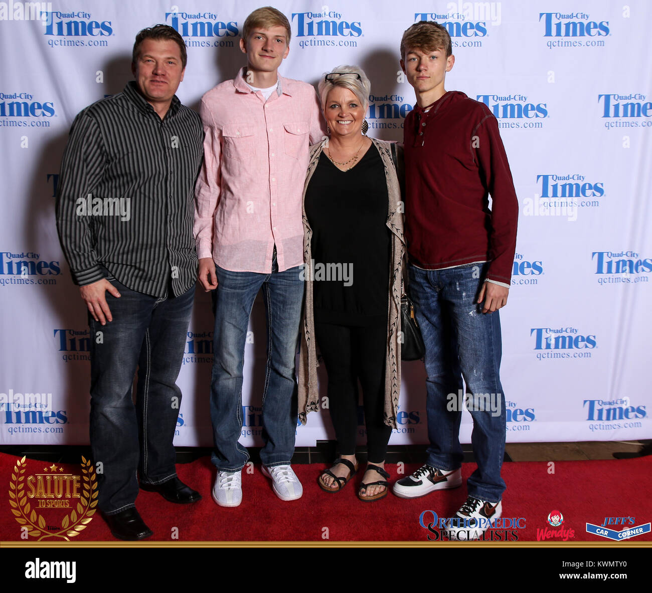 Bettendorf, Iowa, États-Unis. 3 mai, 2017. Les clients posent pour des photos sur le tapis rouge à l'Hommage aux sports à Bettendorf High School le mercredi 3 mai, 2017. Credit : Andy Abeyta, Quad-City Times/Quad-City Times/ZUMA/Alamy Fil Live News Banque D'Images