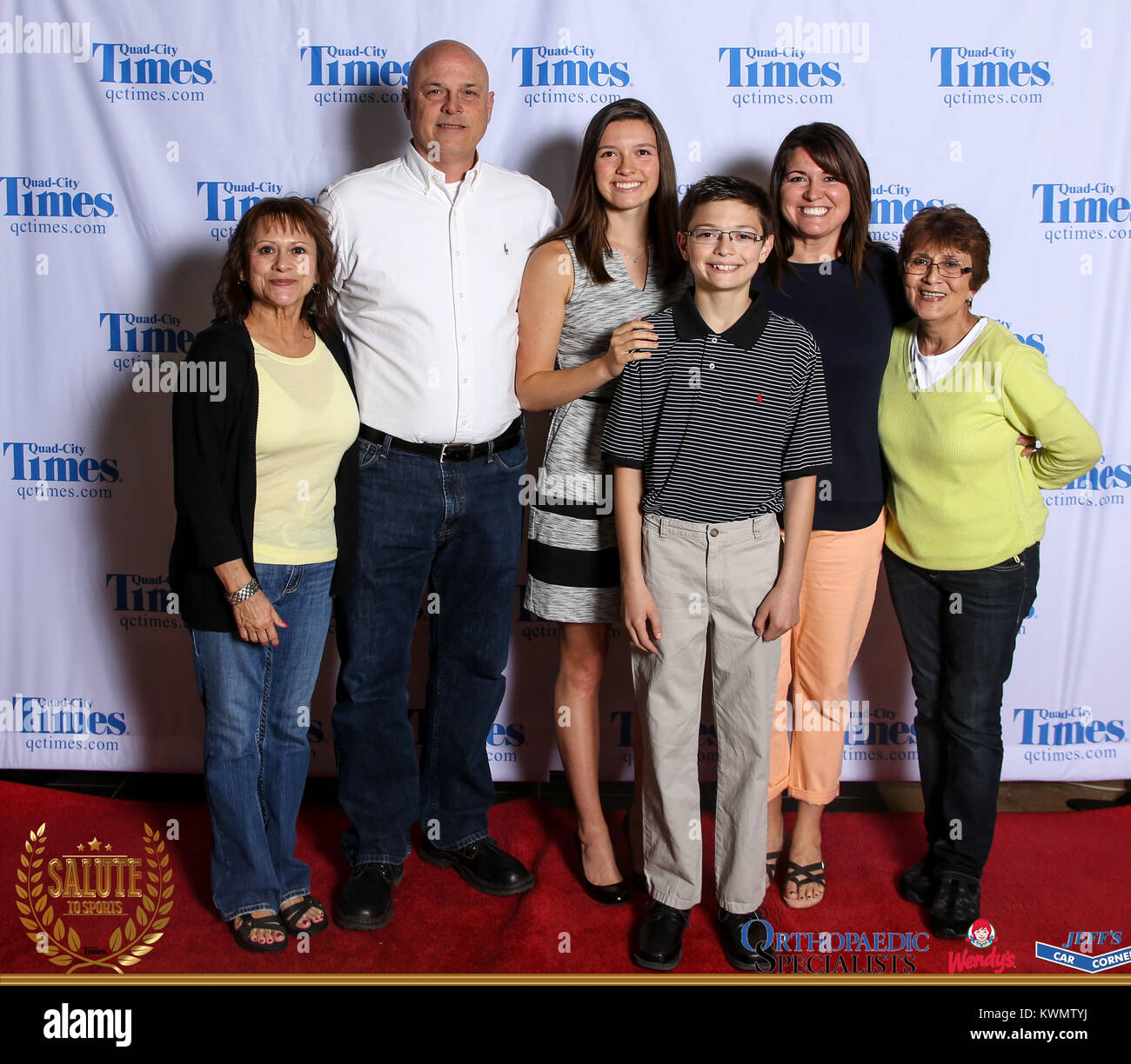 Bettendorf, Iowa, États-Unis. 3 mai, 2017. Les clients posent pour des photos sur le tapis rouge à l'Hommage aux sports à Bettendorf High School le mercredi 3 mai, 2017. Credit : Andy Abeyta, Quad-City Times/Quad-City Times/ZUMA/Alamy Fil Live News Banque D'Images