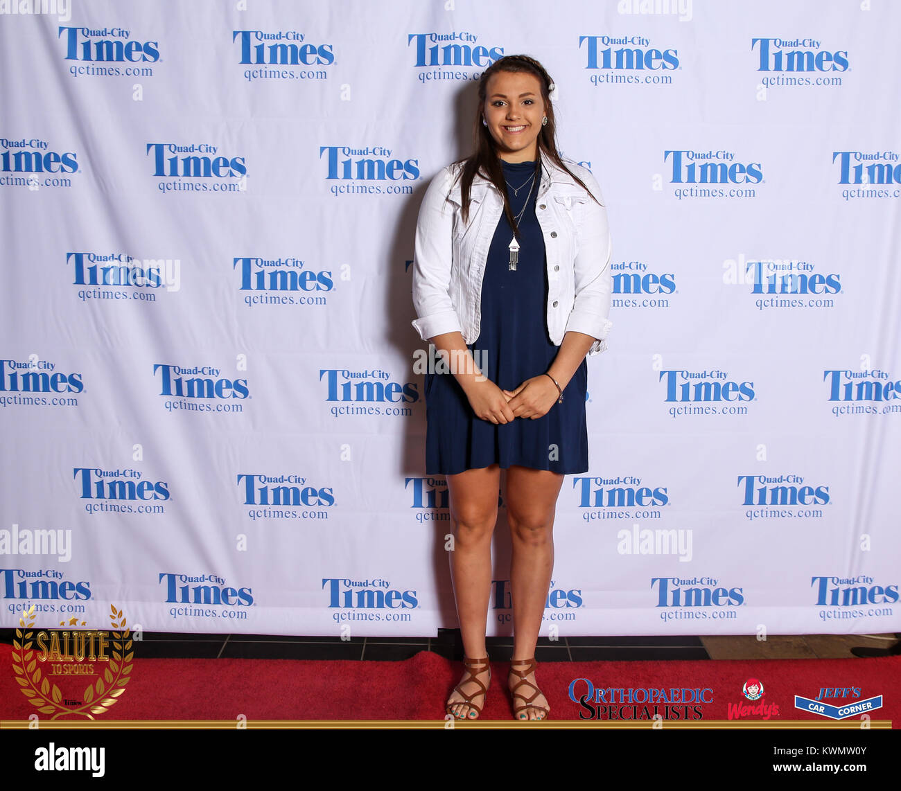 Bettendorf, Iowa, États-Unis. 3 mai, 2017. Les clients posent pour des photos sur le tapis rouge à l'Hommage aux sports à Bettendorf High School le mercredi 3 mai, 2017. Credit : Andy Abeyta, Quad-City Times/Quad-City Times/ZUMA/Alamy Fil Live News Banque D'Images