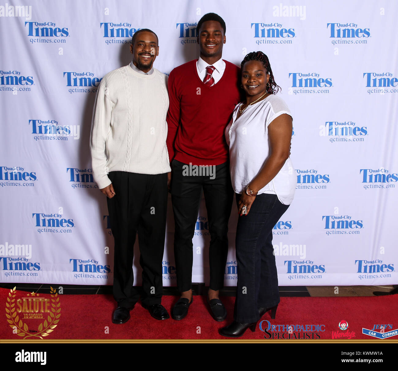 Bettendorf, Iowa, États-Unis. 3 mai, 2017. Les clients posent pour des photos sur le tapis rouge à l'Hommage aux sports à Bettendorf High School le mercredi 3 mai, 2017. Credit : Andy Abeyta, Quad-City Times/Quad-City Times/ZUMA/Alamy Fil Live News Banque D'Images