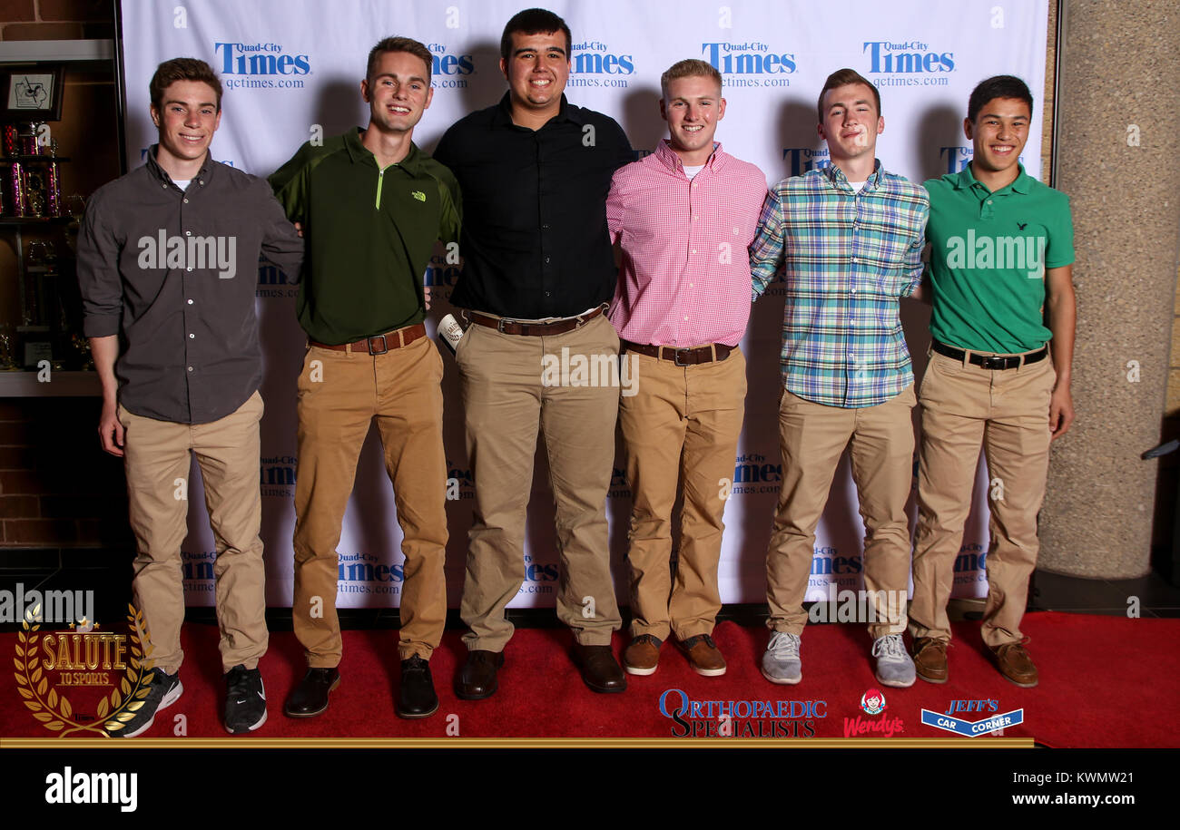 Bettendorf, Iowa, États-Unis. 3 mai, 2017. Les clients posent pour des photos sur le tapis rouge à l'Hommage aux sports à Bettendorf High School le mercredi 3 mai, 2017. Credit : Andy Abeyta, Quad-City Times/Quad-City Times/ZUMA/Alamy Fil Live News Banque D'Images