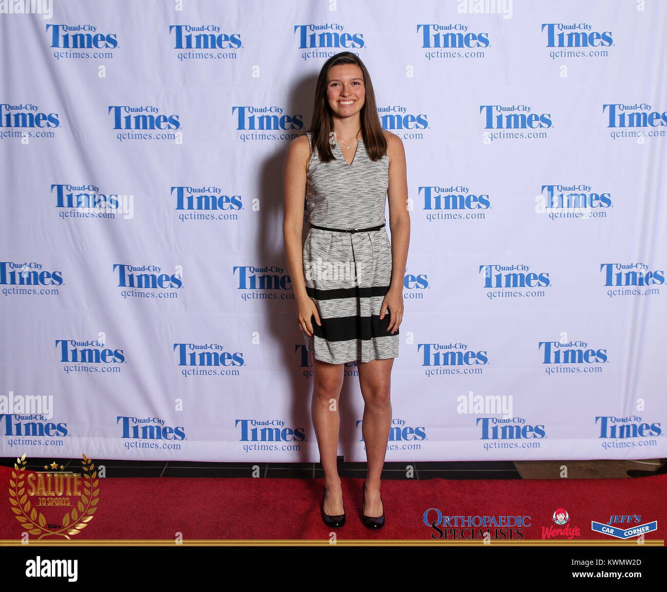 Bettendorf, Iowa, États-Unis. 3 mai, 2017. Les clients posent pour des photos sur le tapis rouge à l'Hommage aux sports à Bettendorf High School le mercredi 3 mai, 2017. Credit : Andy Abeyta, Quad-City Times/Quad-City Times/ZUMA/Alamy Fil Live News Banque D'Images