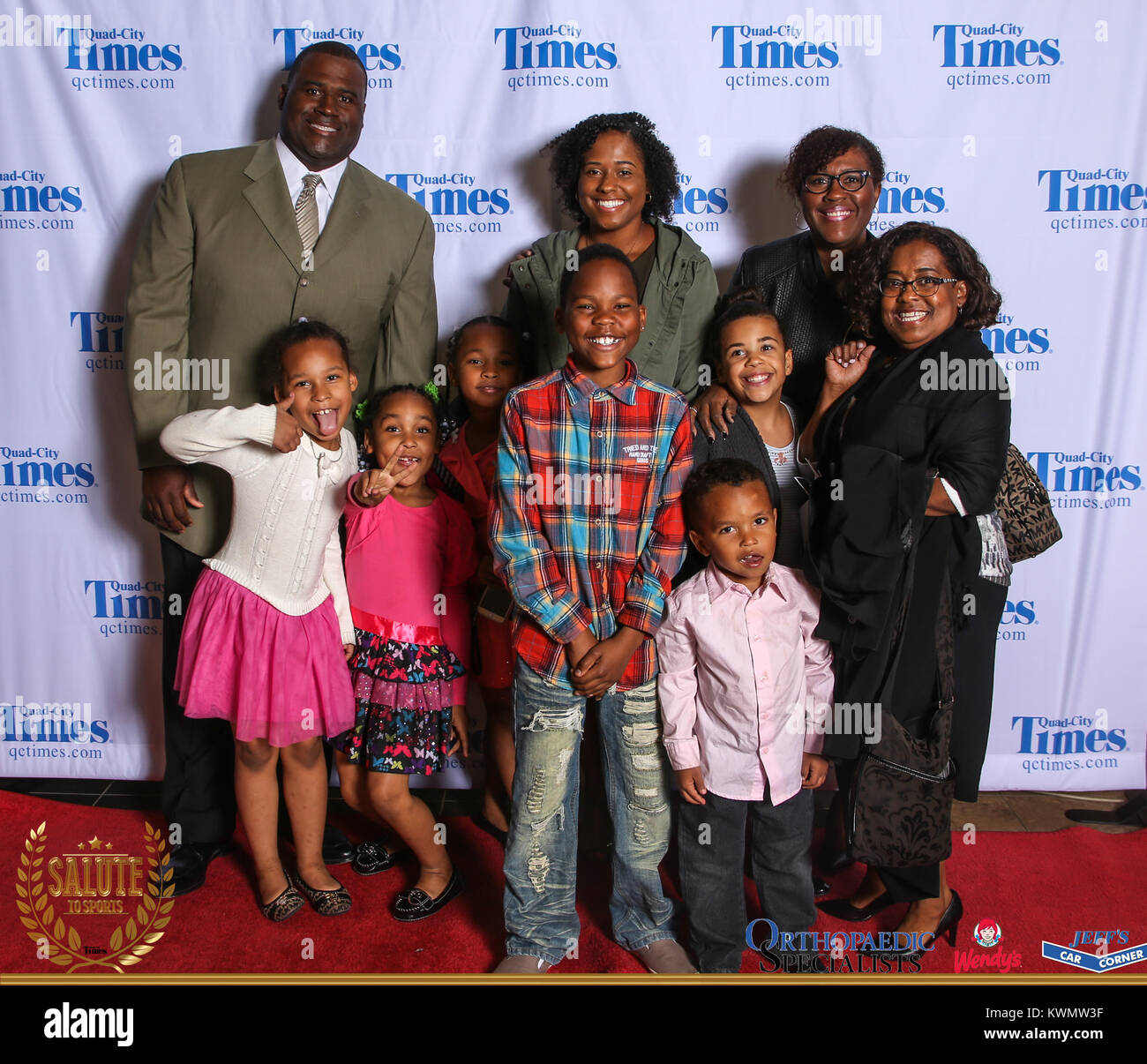 Bettendorf, Iowa, États-Unis. 3 mai, 2017. Les clients posent pour des photos sur le tapis rouge à l'Hommage aux sports à Bettendorf High School le mercredi 3 mai, 2017. Credit : Andy Abeyta, Quad-City Times/Quad-City Times/ZUMA/Alamy Fil Live News Banque D'Images