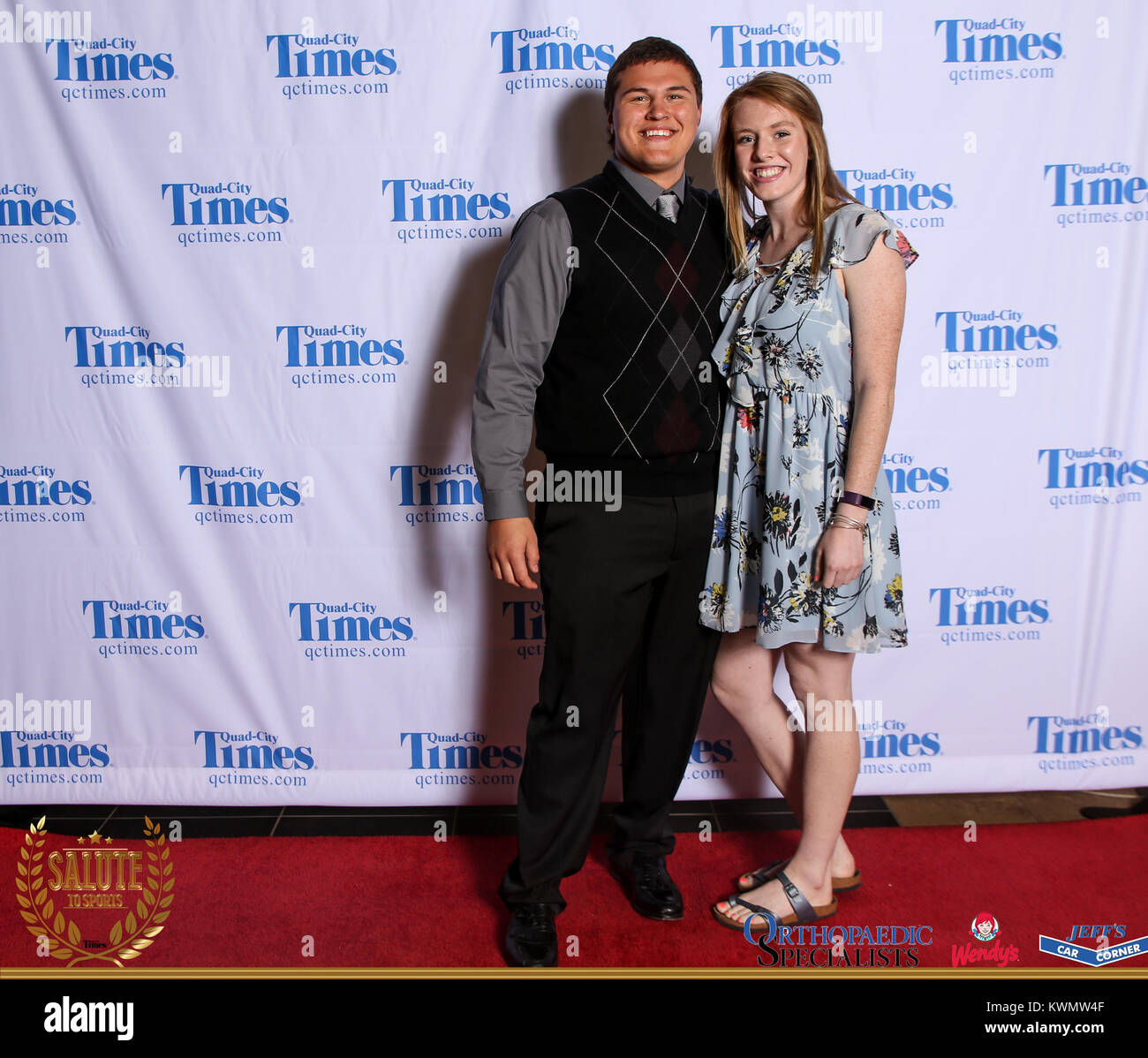 Bettendorf, Iowa, États-Unis. 3 mai, 2017. Les clients posent pour des photos sur le tapis rouge à l'Hommage aux sports à Bettendorf High School le mercredi 3 mai, 2017. Credit : Andy Abeyta, Quad-City Times/Quad-City Times/ZUMA/Alamy Fil Live News Banque D'Images