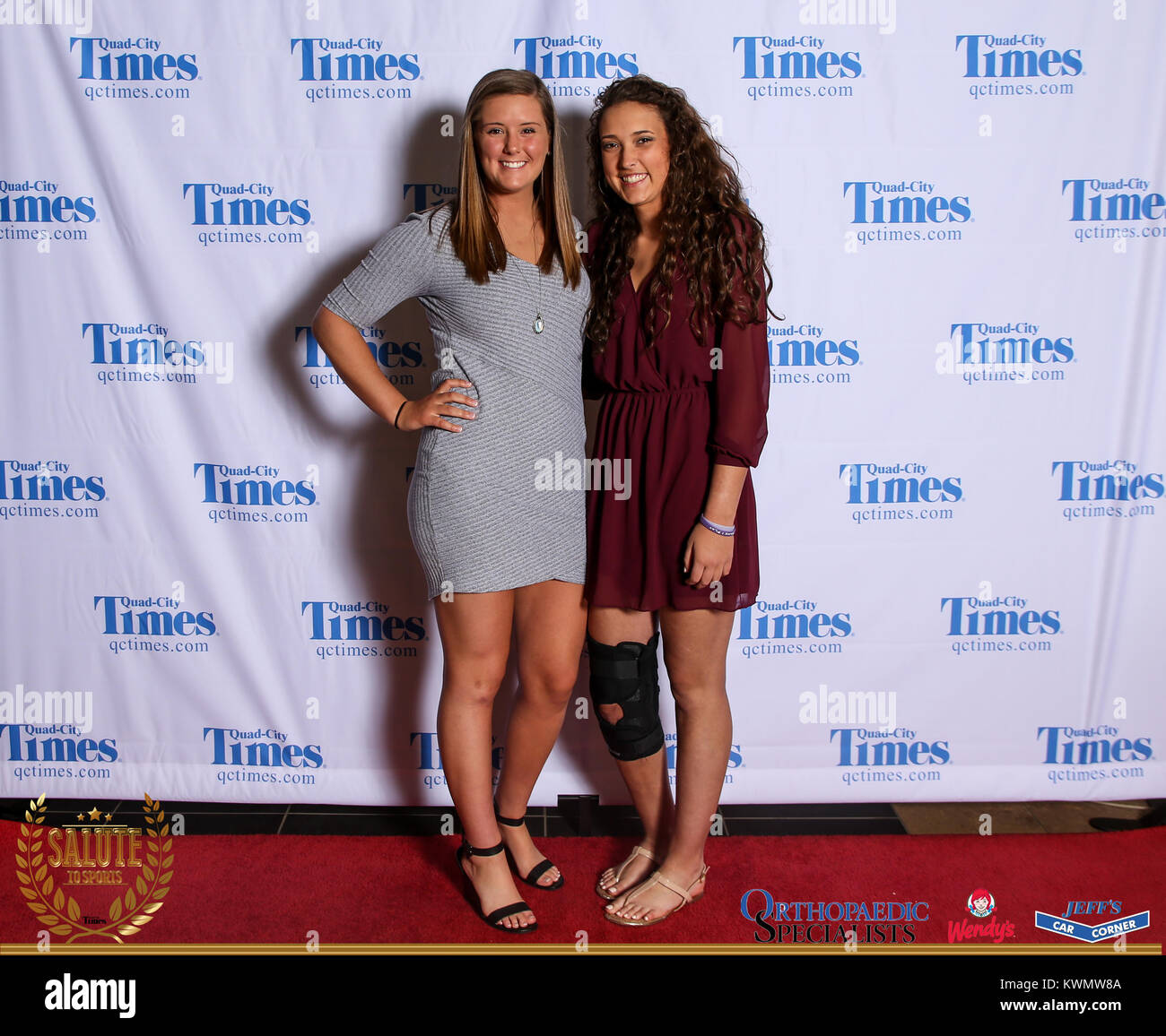 Bettendorf, Iowa, États-Unis. 3 mai, 2017. Les clients posent pour des photos sur le tapis rouge à l'Hommage aux sports à Bettendorf High School le mercredi 3 mai, 2017. Credit : Andy Abeyta, Quad-City Times/Quad-City Times/ZUMA/Alamy Fil Live News Banque D'Images