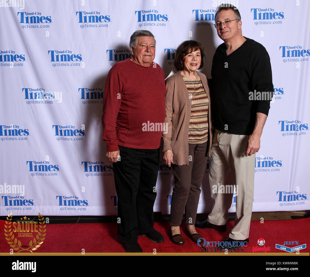 Bettendorf, Iowa, États-Unis. 3 mai, 2017. Les clients posent pour des photos sur le tapis rouge à l'Hommage aux sports à Bettendorf High School le mercredi 3 mai, 2017. Credit : Andy Abeyta, Quad-City Times/Quad-City Times/ZUMA/Alamy Fil Live News Banque D'Images