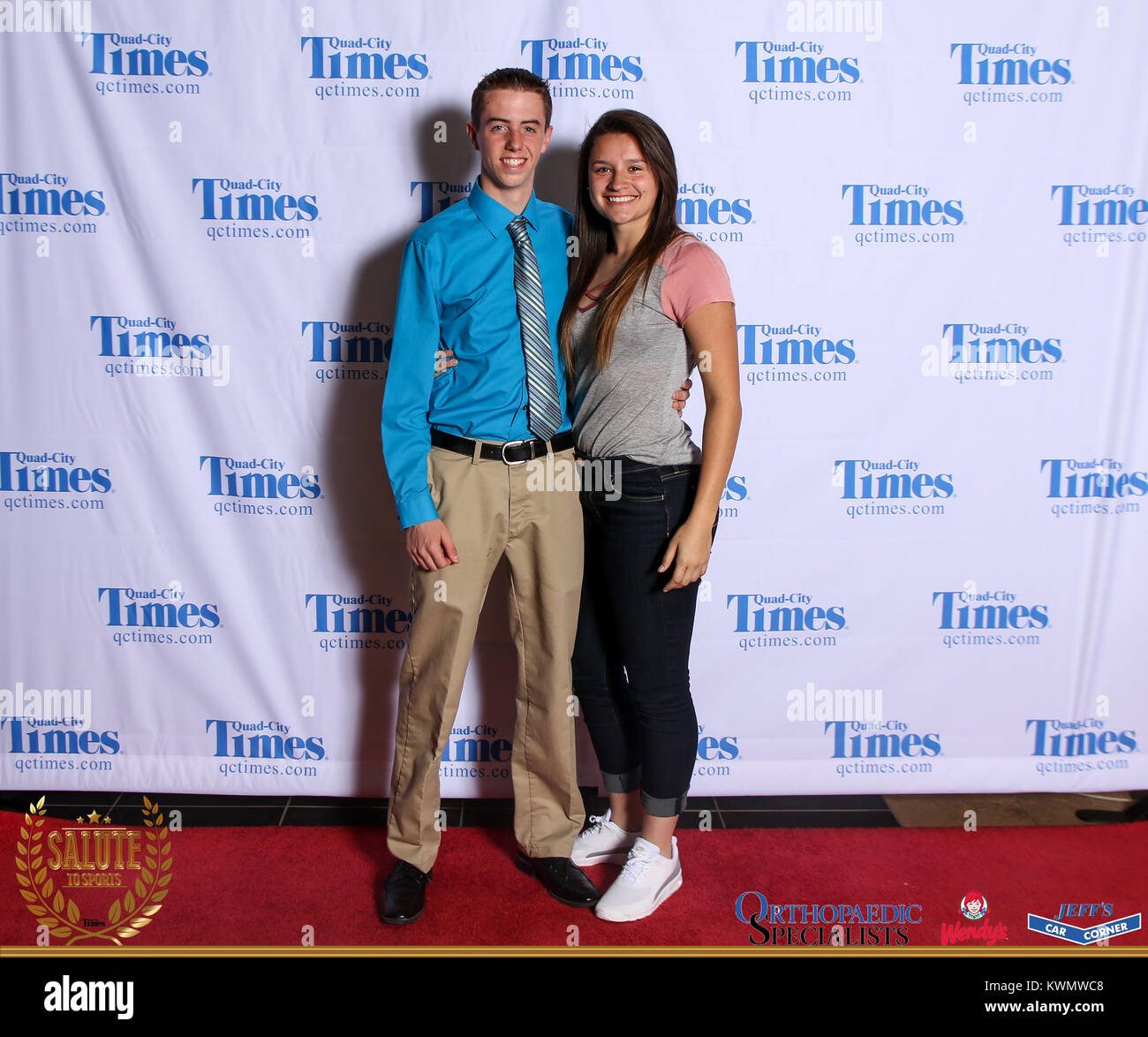 Bettendorf, Iowa, États-Unis. 3 mai, 2017. Les clients posent pour des photos sur le tapis rouge à l'Hommage aux sports à Bettendorf High School le mercredi 3 mai, 2017. Credit : Andy Abeyta, Quad-City Times/Quad-City Times/ZUMA/Alamy Fil Live News Banque D'Images