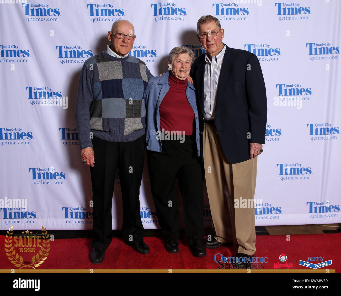 Bettendorf, Iowa, États-Unis. 3 mai, 2017. Les clients posent pour des photos sur le tapis rouge à l'Hommage aux sports à Bettendorf High School le mercredi 3 mai, 2017. Credit : Andy Abeyta, Quad-City Times/Quad-City Times/ZUMA/Alamy Fil Live News Banque D'Images