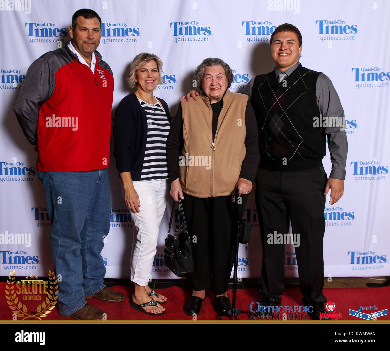 Bettendorf, Iowa, États-Unis. 3 mai, 2017. Les clients posent pour des photos sur le tapis rouge à l'Hommage aux sports à Bettendorf High School le mercredi 3 mai, 2017. Credit : Andy Abeyta, Quad-City Times/Quad-City Times/ZUMA/Alamy Fil Live News Banque D'Images