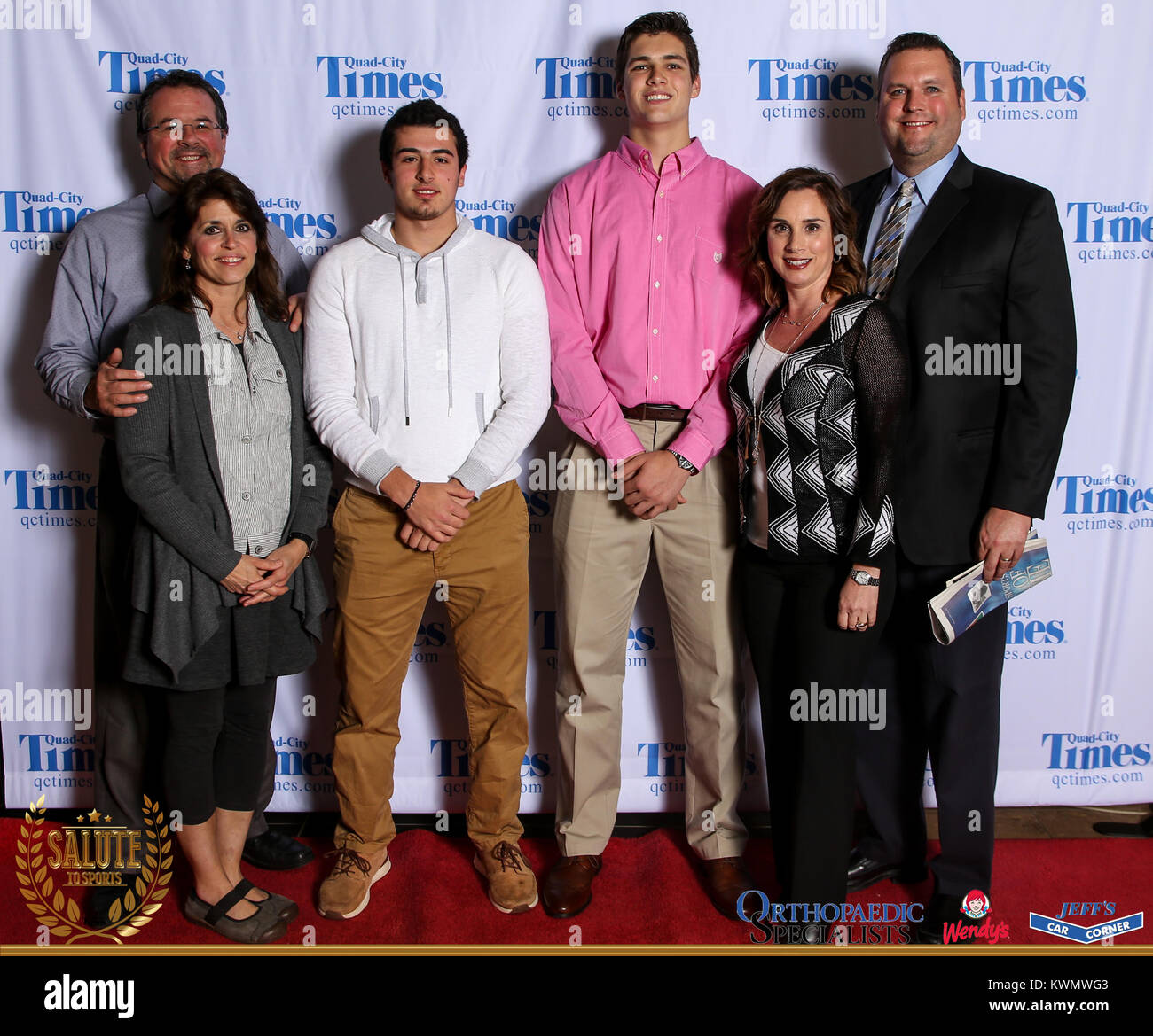 Bettendorf, Iowa, États-Unis. 3 mai, 2017. Les clients posent pour des photos sur le tapis rouge à l'Hommage aux sports à Bettendorf High School le mercredi 3 mai, 2017. Credit : Andy Abeyta, Quad-City Times/Quad-City Times/ZUMA/Alamy Fil Live News Banque D'Images