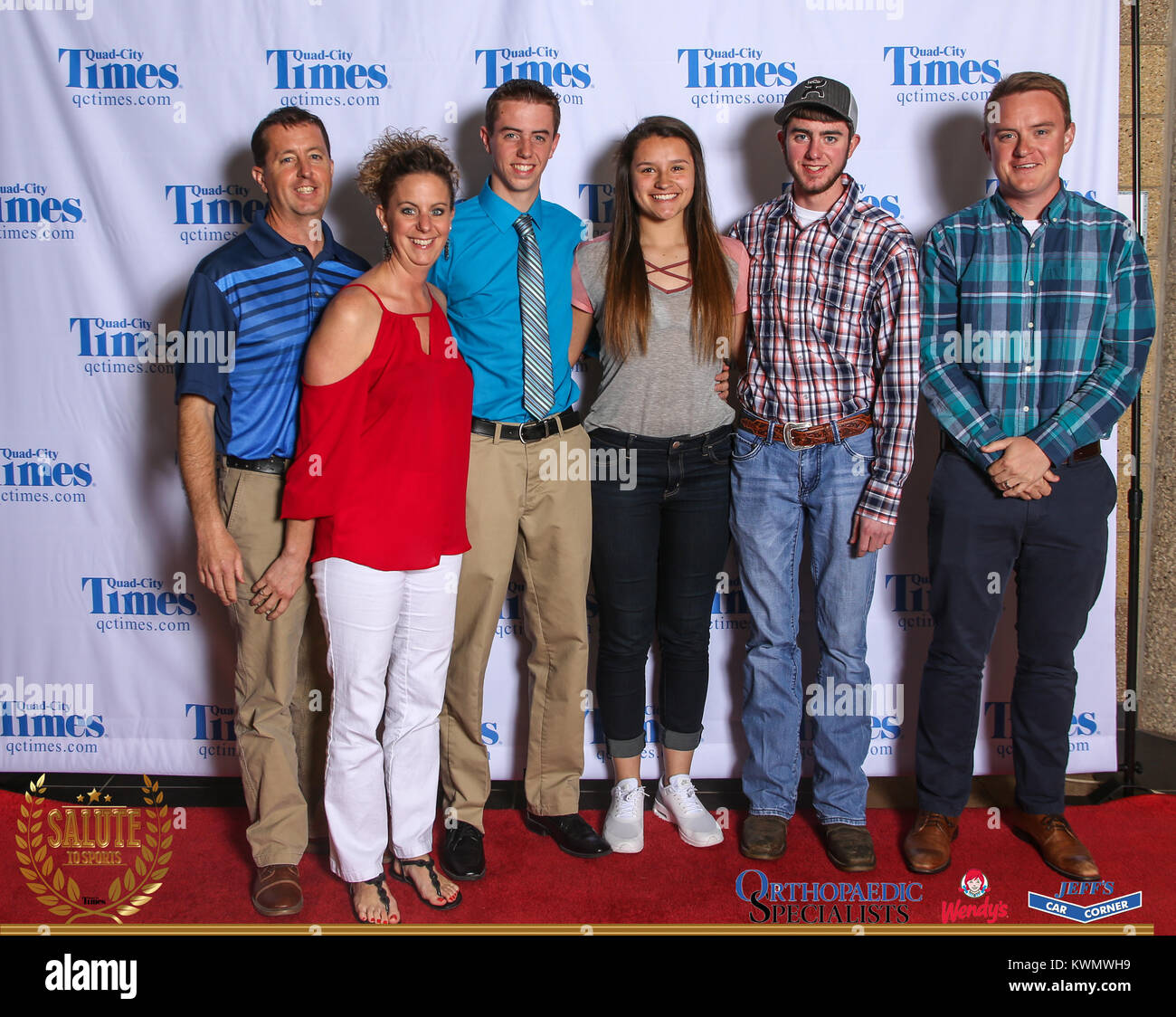 Bettendorf, Iowa, États-Unis. 3 mai, 2017. Les clients posent pour des photos sur le tapis rouge à l'Hommage aux sports à Bettendorf High School le mercredi 3 mai, 2017. Credit : Andy Abeyta, Quad-City Times/Quad-City Times/ZUMA/Alamy Fil Live News Banque D'Images