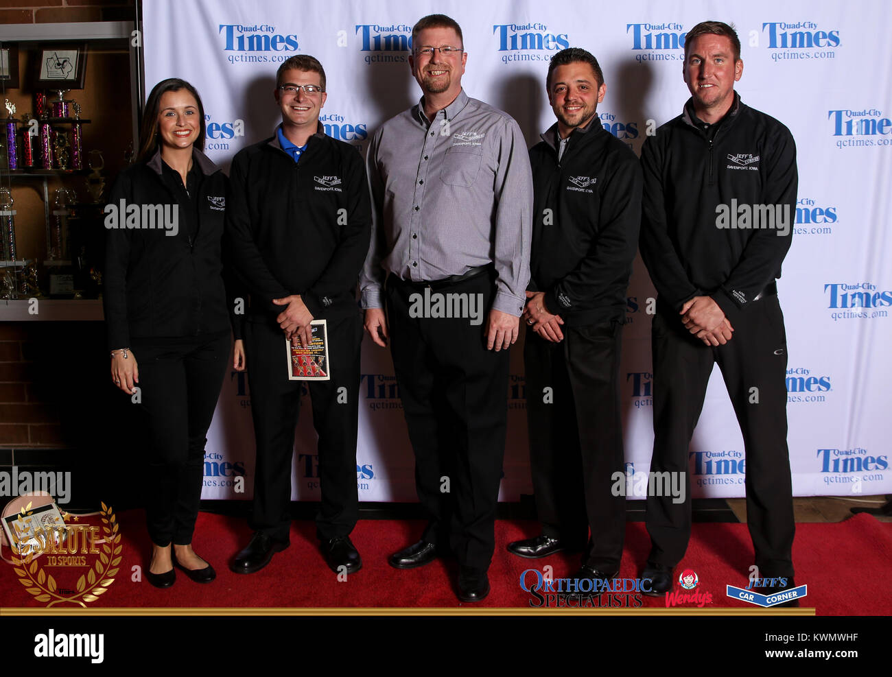 Bettendorf, Iowa, États-Unis. 3 mai, 2017. Les clients posent pour des photos sur le tapis rouge à l'Hommage aux sports à Bettendorf High School le mercredi 3 mai, 2017. Credit : Andy Abeyta, Quad-City Times/Quad-City Times/ZUMA/Alamy Fil Live News Banque D'Images