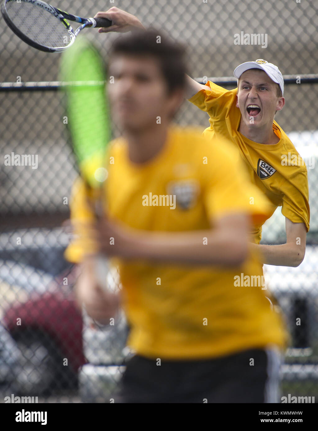 Bettendorf, Iowa, États-Unis. Le 11 mai, 2017. Bettendorf's Isaac Luebke renvoie une balle lors de son match de double à la classe 2A répondre à Bettendorf District High School le jeudi 11 mai 2017. Credit : Andy Abeyta, Quad-City Times/Quad-City Times/ZUMA/Alamy Fil Live News Banque D'Images