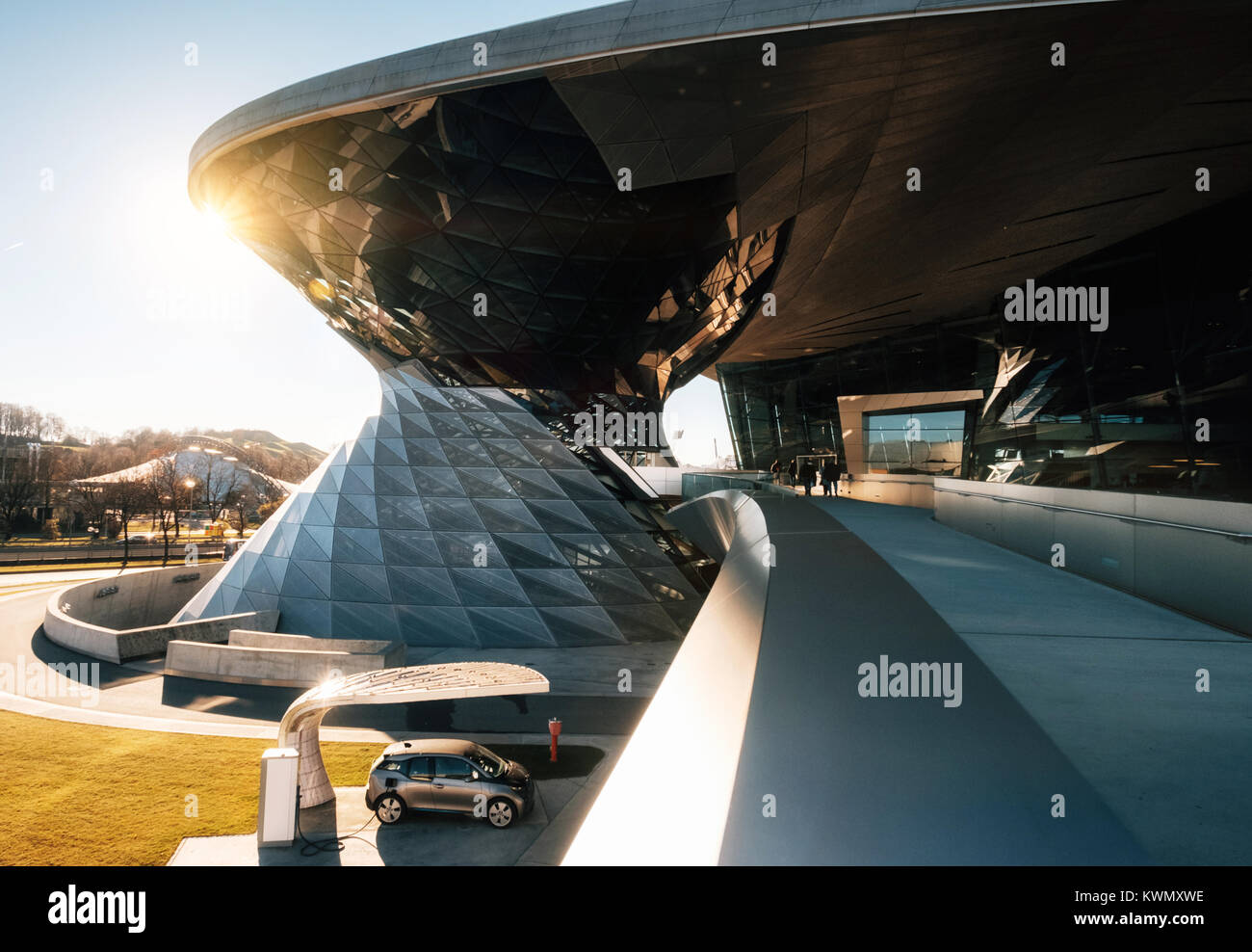 Munich, Allemagne - le 7 décembre 2017 : BMW i3 voiture électrique à la station de recharge à BMW Welt World de BWM avec musée et exposition d'un des bâtiments Banque D'Images