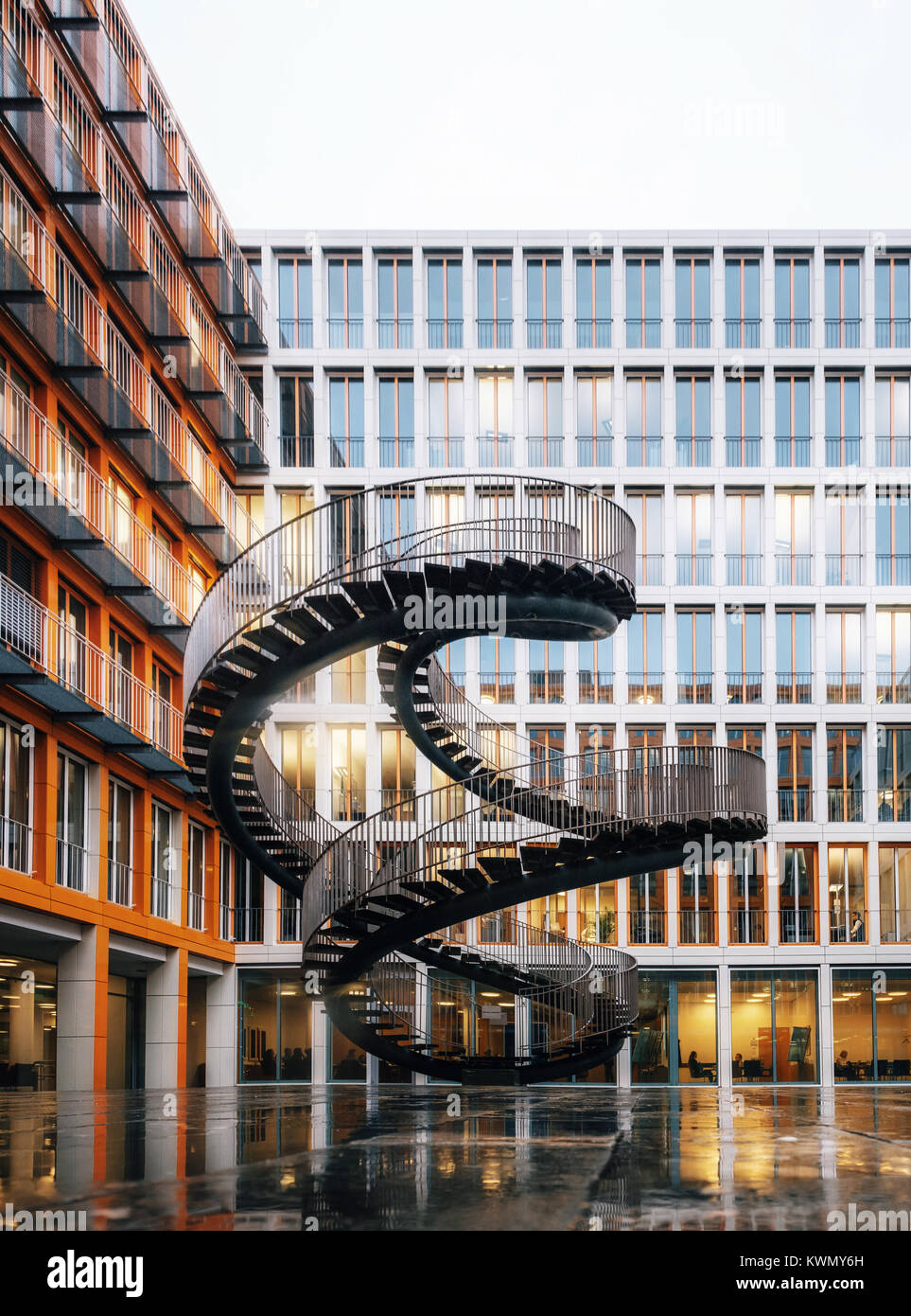 Munich, Allemagne - le 8 décembre 2017 : Réécriture d'escalier sans fin dans immeuble KPMG à Munich conçu par Olafur Eliasson Banque D'Images