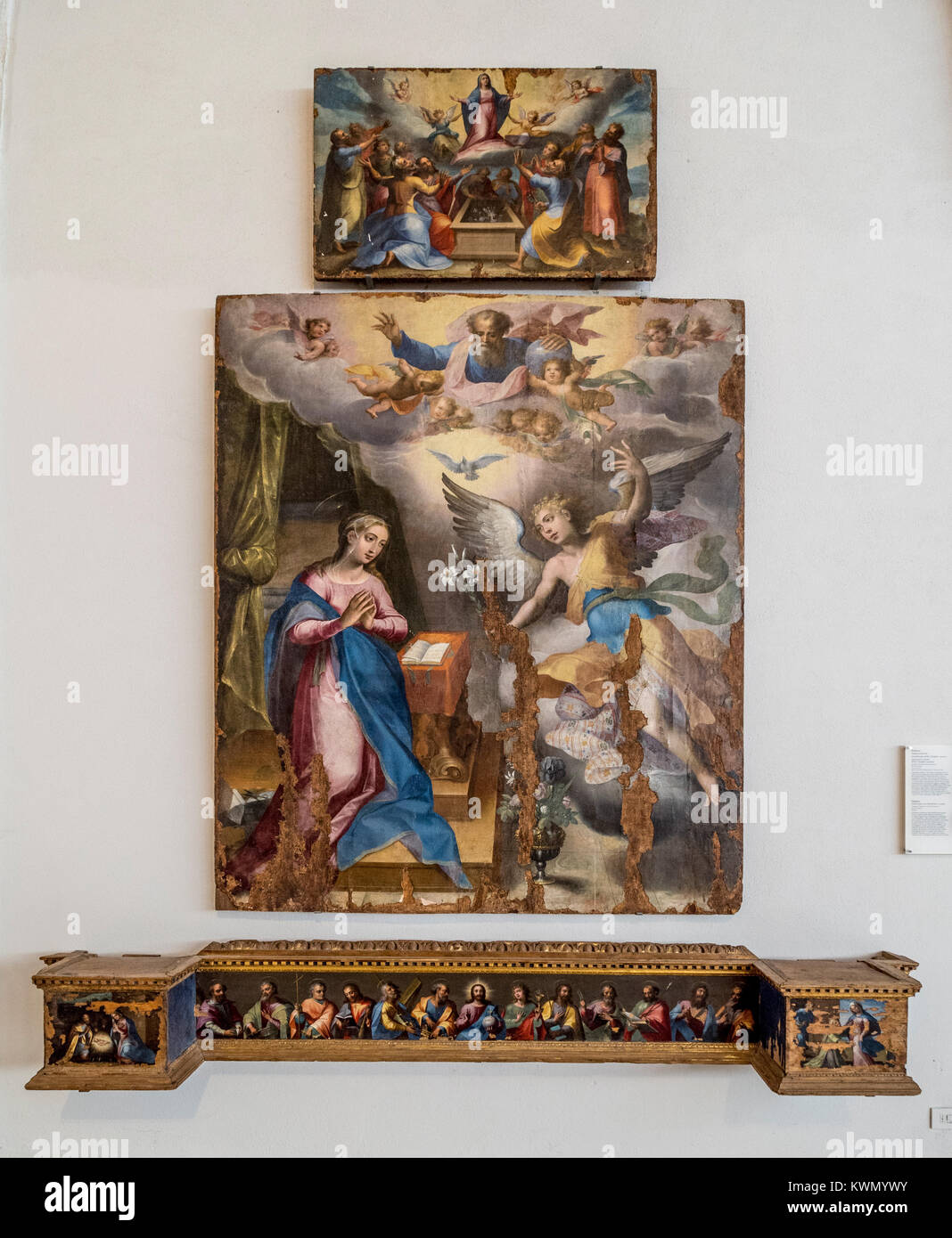 Polyptyque. L'Annonciation L'ascension de la Vierge (cymatium) apôtres et les histoires de la Vierge (prédelle). La fin de l'EXH. peintre maniériste napolitaine Banque D'Images