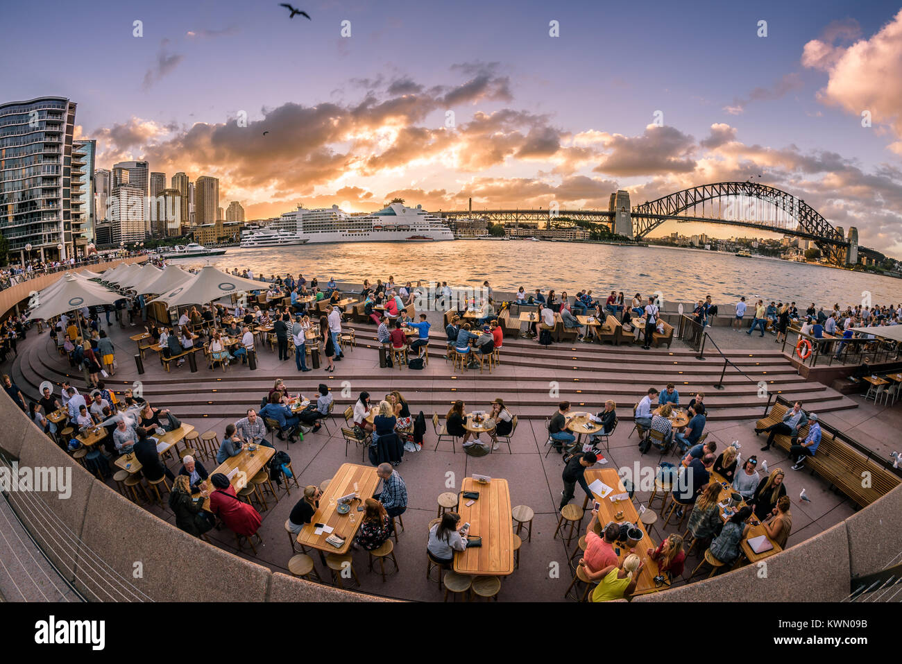 Sydney, Australie - Les touristes et les habitants prendre boissons et happy  hour au coucher du soleil sur une chaude soirée d'été près de l'Opéra et le  Harbour Bridge Photo Stock -
