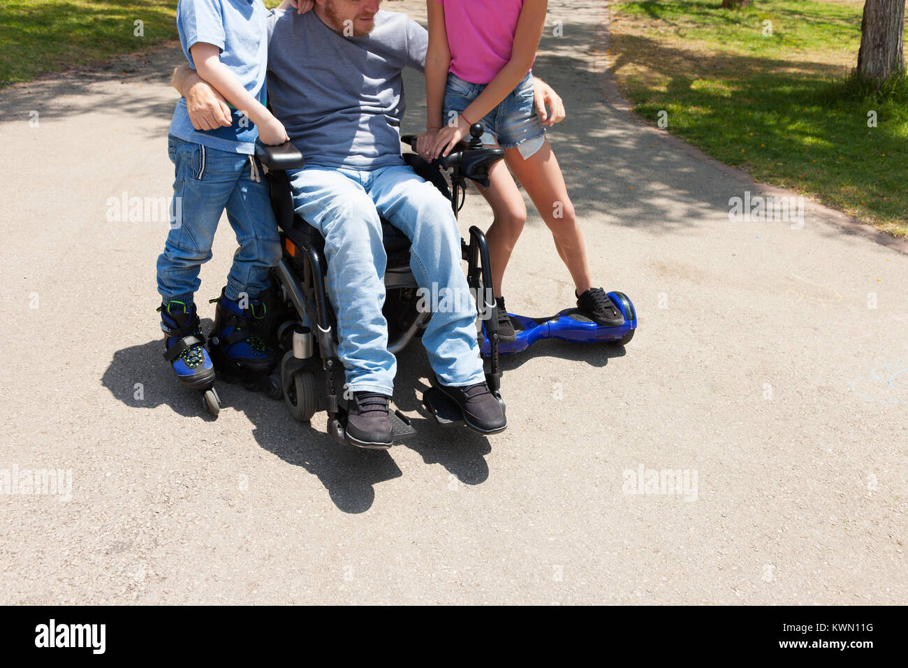 Mobilité père sur le fauteuil roulant, jouer avec les enfants. Banque D'Images