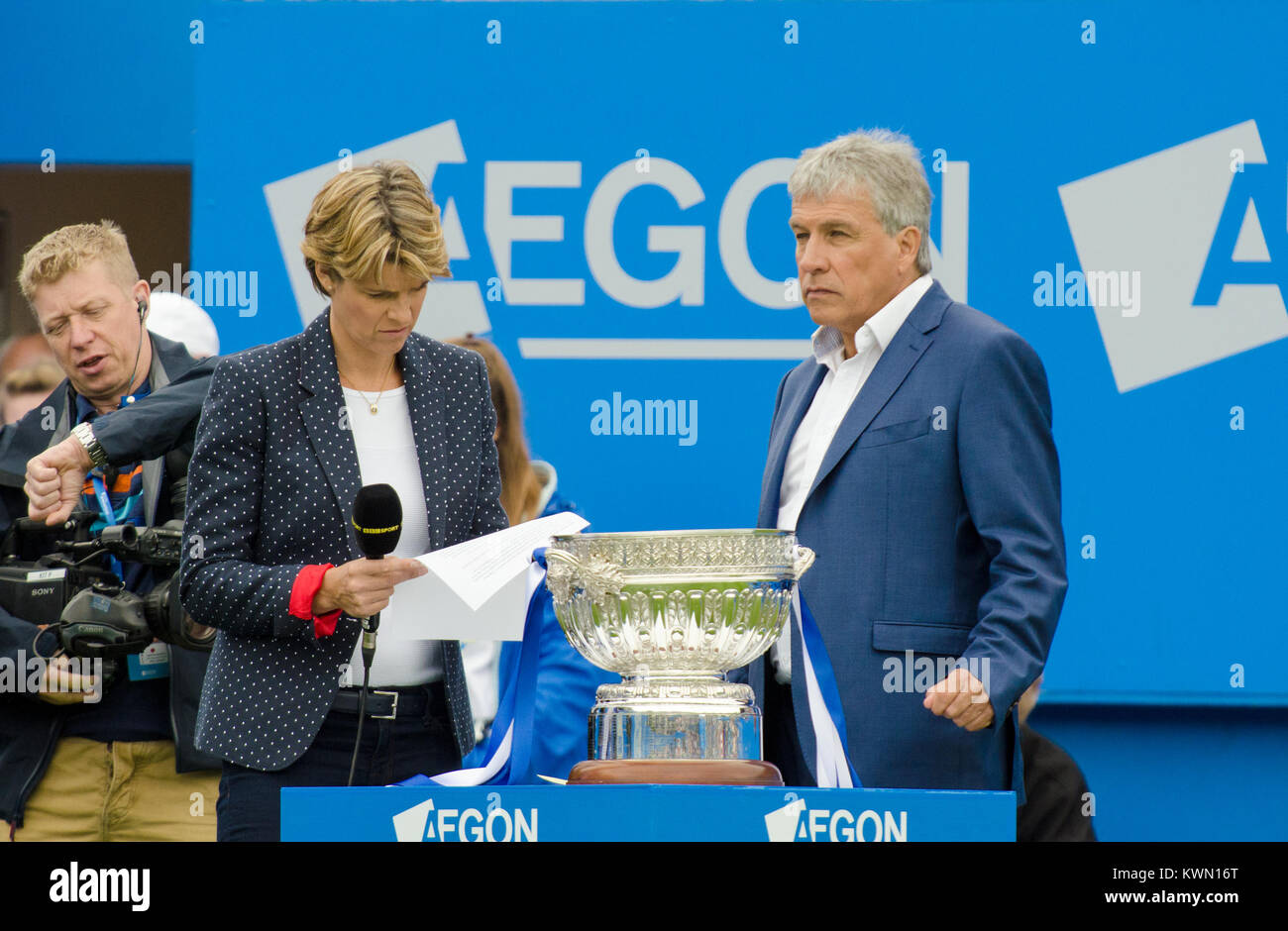 Sam Smith et John Inverdale prépare à diffuser au Tournoi de Tennis International Aegon, Eastbourne, 2017, avec le trophée de la femme sur le centre Banque D'Images