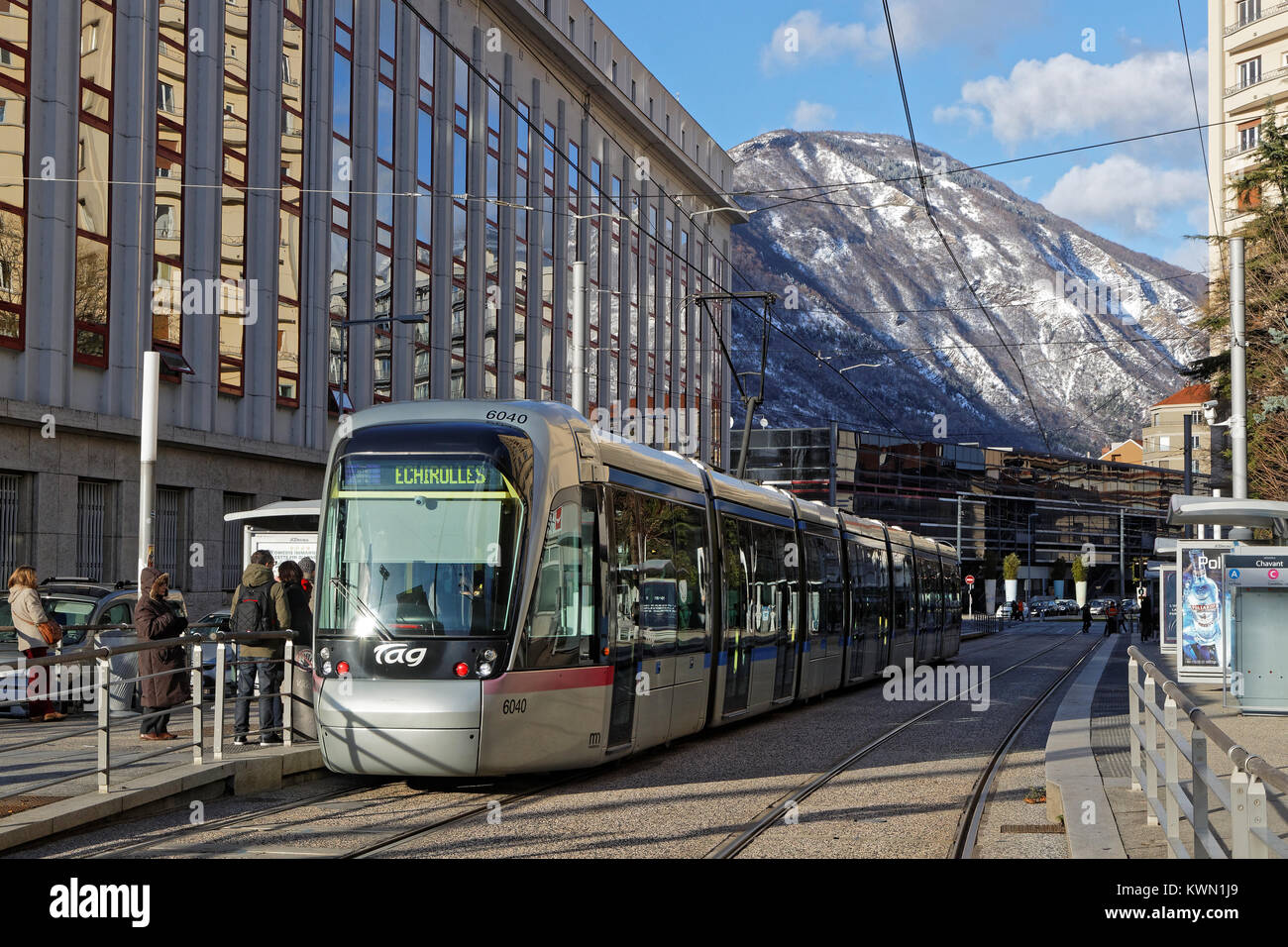 GRENOBLE, FRANCE, le 28 décembre 2017 : le tramway et les montagnes. Grenoble se prépare à commémorer les 50 ans de Jeux Olympiques d'hiver qui ont eu lieu dans l Banque D'Images
