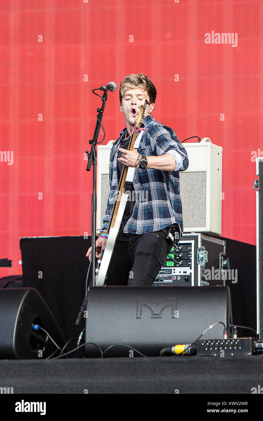 Le groupe de pop britannique La Vamp effectue un concert live à la scène principale à l'heure d'été britannique Barclaycard festival 2014 à Hyde Park, Londres. Son bassiste Connor Ball est représenté sur scène. UK 06.07.2014. Banque D'Images