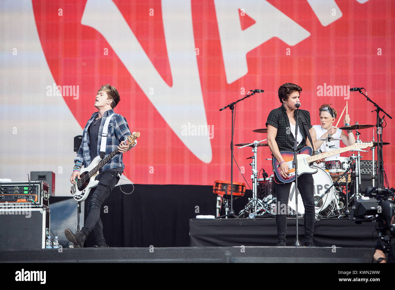 Le groupe de pop britannique La Vamp effectue un concert live à la scène principale à l'heure d'été britannique Barclaycard festival 2014 à Hyde Park, Londres. Son bassiste Connor bille (L) est représenté sur scène avec le chanteur Brad Simpson (R). UK 06.07.2014. Banque D'Images