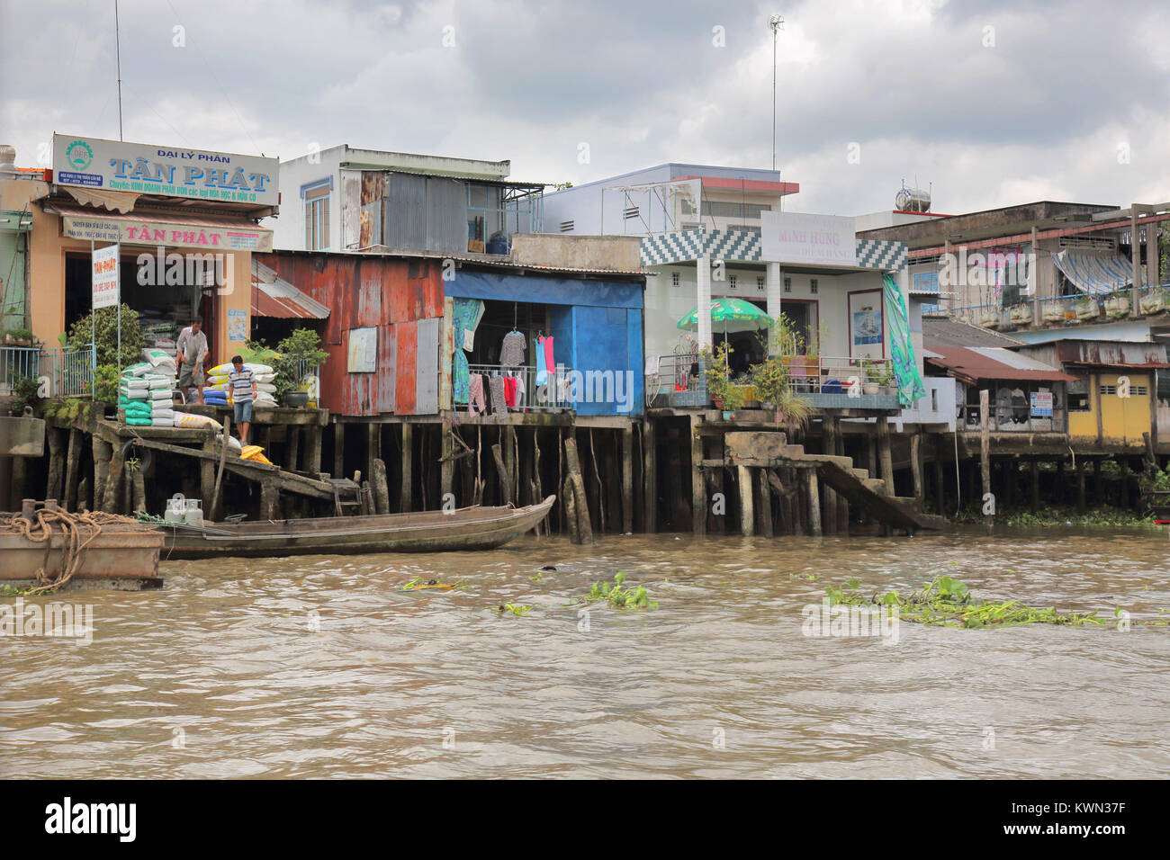 Des maisons sur pilotis au bord du delta du Mékong autour de Cai be, près de Saigon au vietnam Banque D'Images