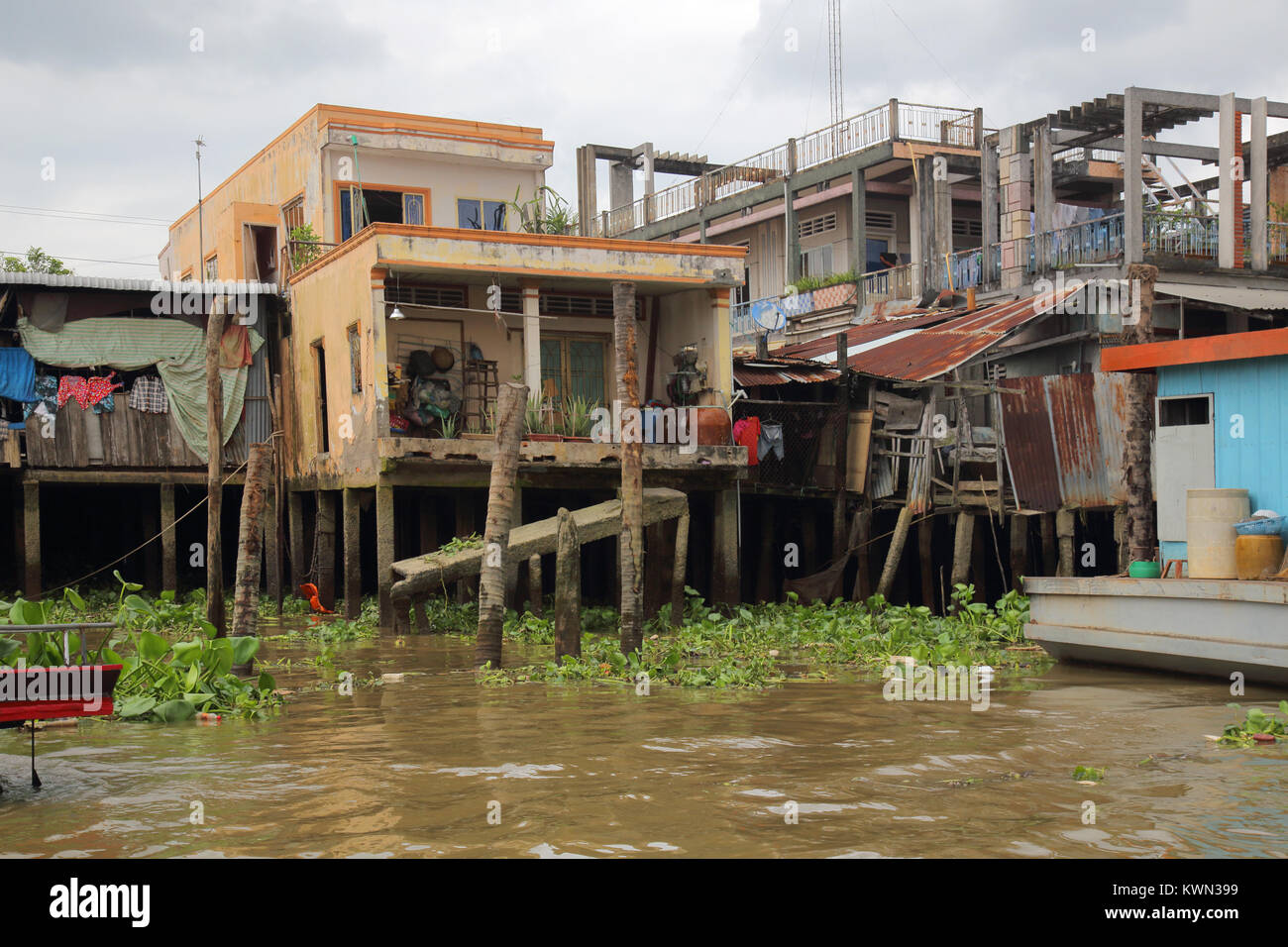 Des maisons sur pilotis au bord du delta du Mékong autour de Cai be, près de Saigon au vietnam Banque D'Images