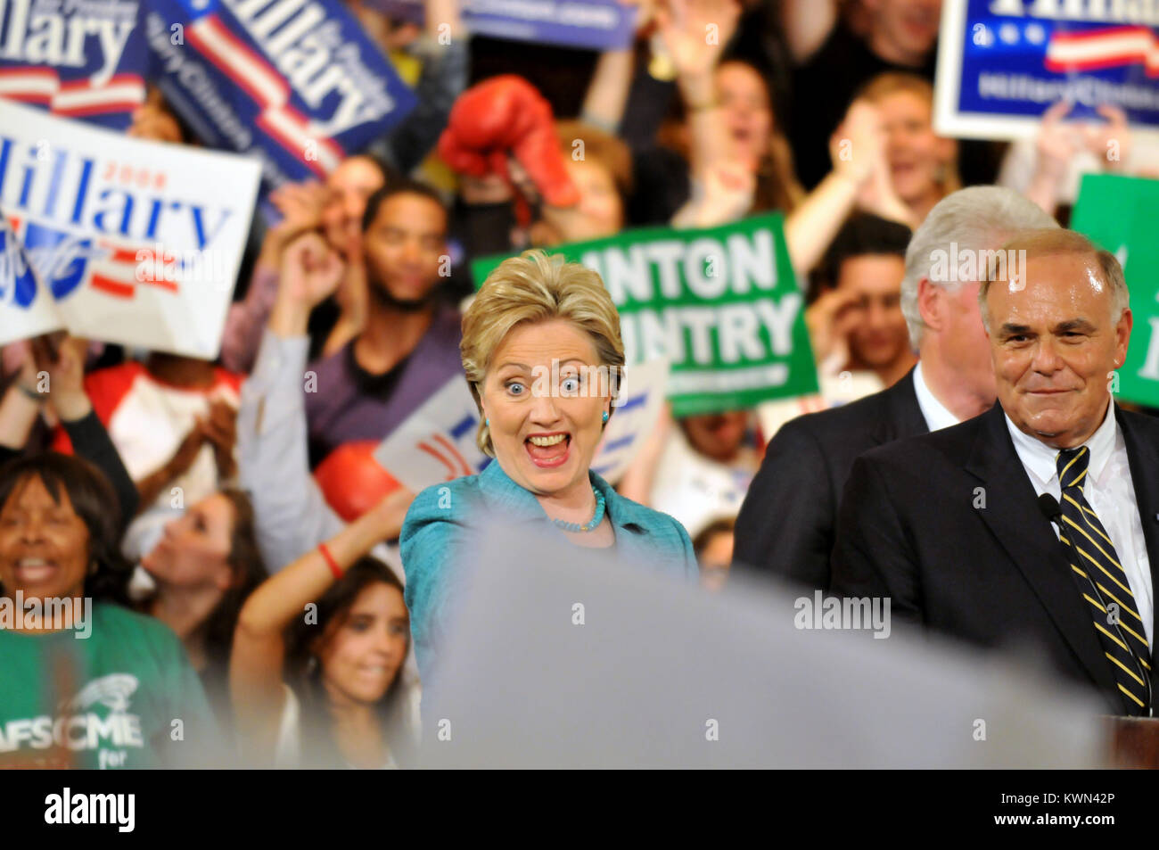 La présidence démocratique Sen. Hillary Clinton aborde partisans à Pennsylvania primary night rally au Park Hyatt Philadelphia au Bellevue le 22 avril 2008 à Philadelphie, Pennsylvanie. Banque D'Images