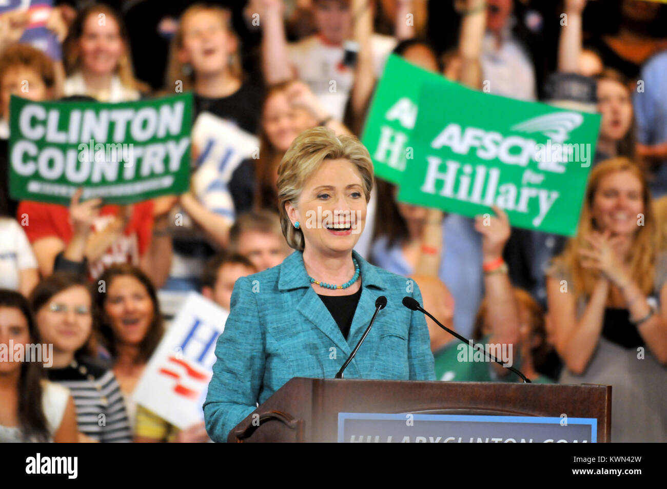 La présidence démocratique Sen. Hillary Clinton aborde partisans à Pennsylvania primary night rally au Park Hyatt Philadelphia au Bellevue le 22 avril 2008 à Philadelphie, Pennsylvanie. Banque D'Images