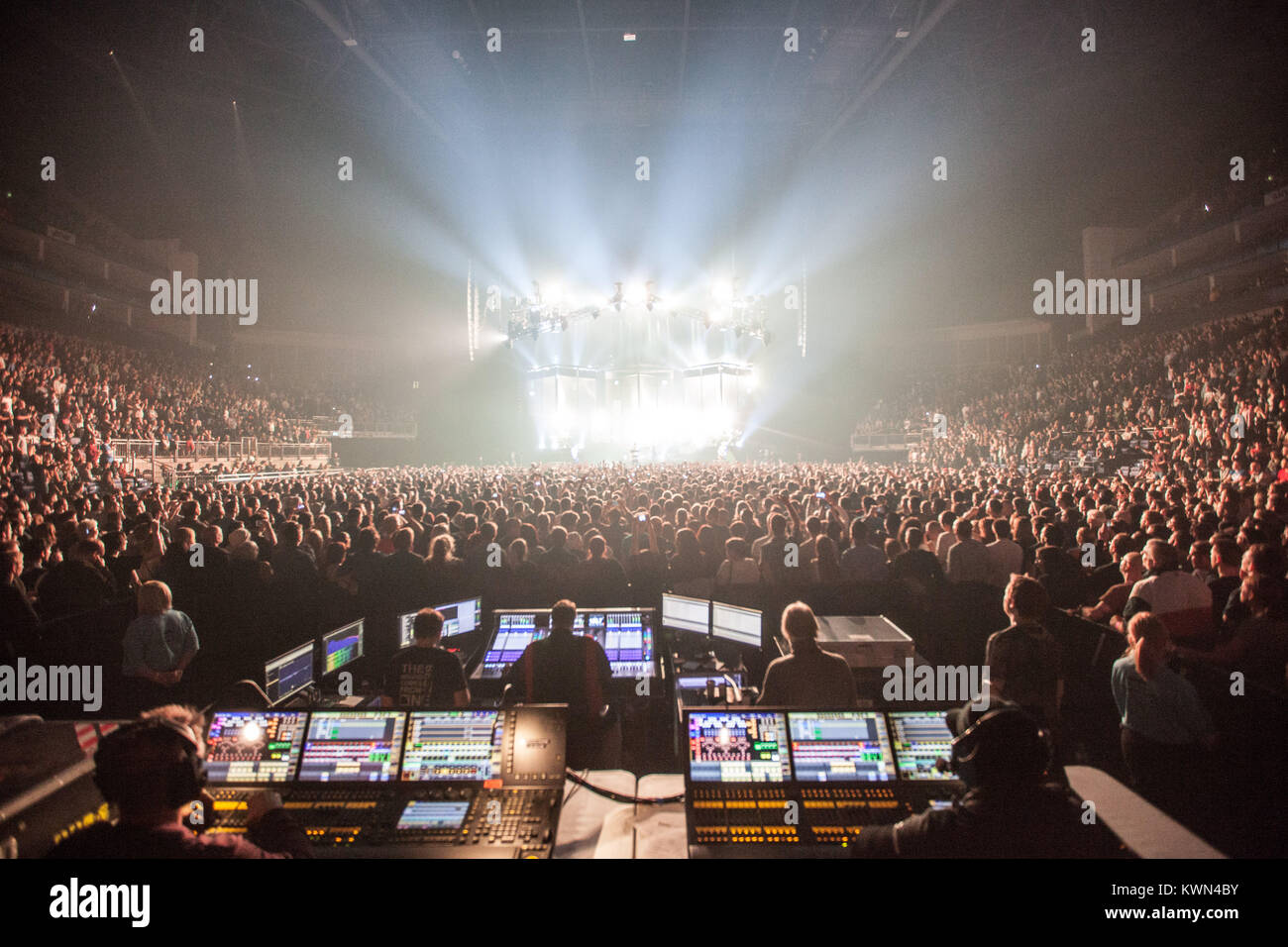 Le géant multi-purpose indoor arena le O2 Areana dans Londres est souvent utilisé pour des concerts live comme ici où le groupe de rock américain Linkin Park effectue un concert live. UK, 23/11 2014. Banque D'Images