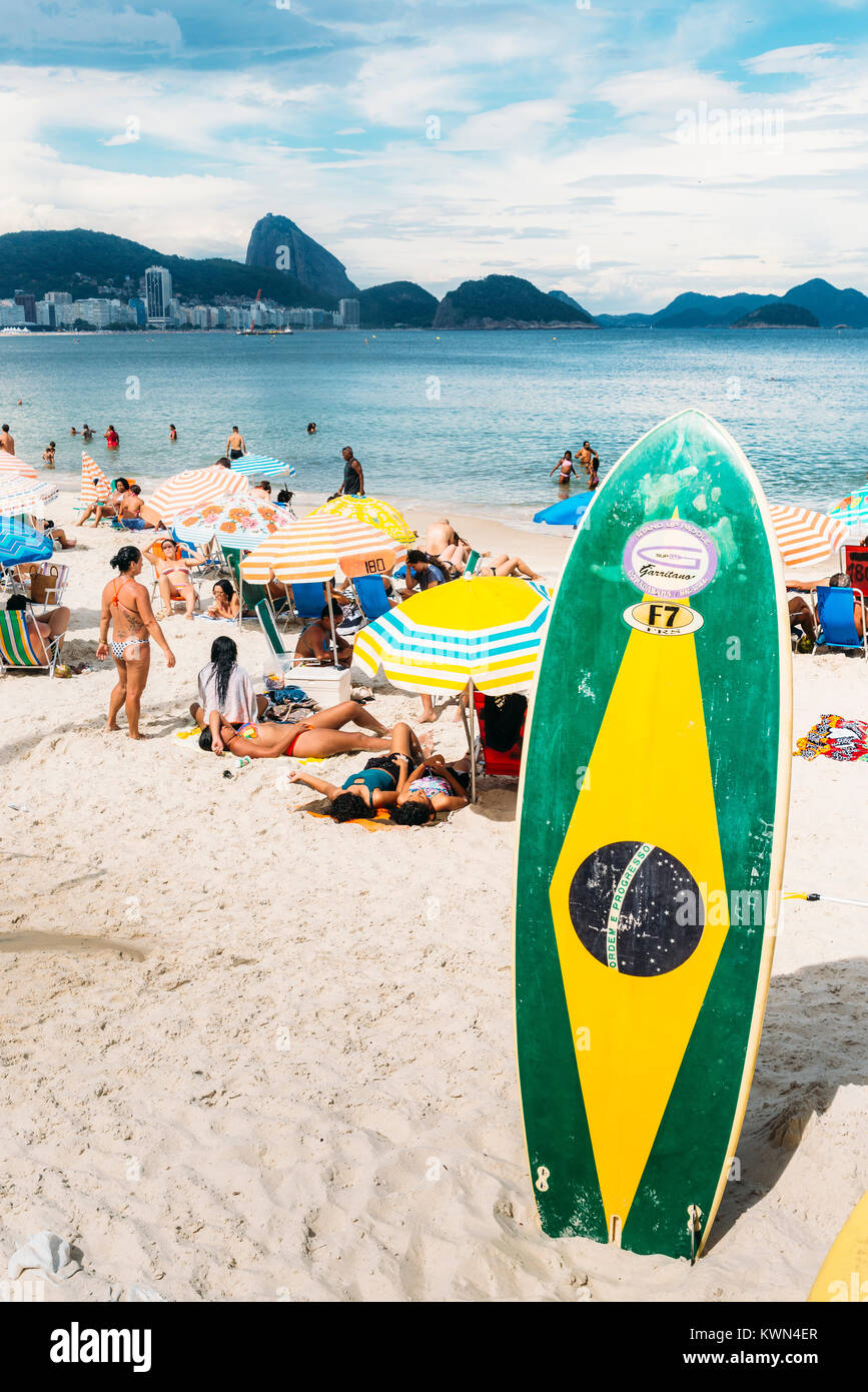 Conseil long avec un drapeau brésilien sur la plage de Copacabana, Rio de Janeiro, Brésil Banque D'Images