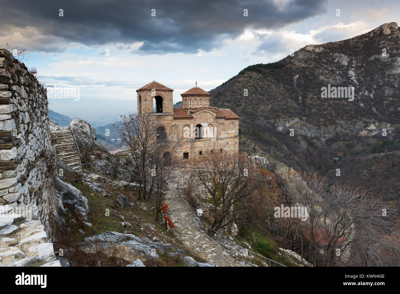 Paysage d'hiver avec une partie de la forteresse de l'Asen à Asenovgrad, Bulgarie Banque D'Images
