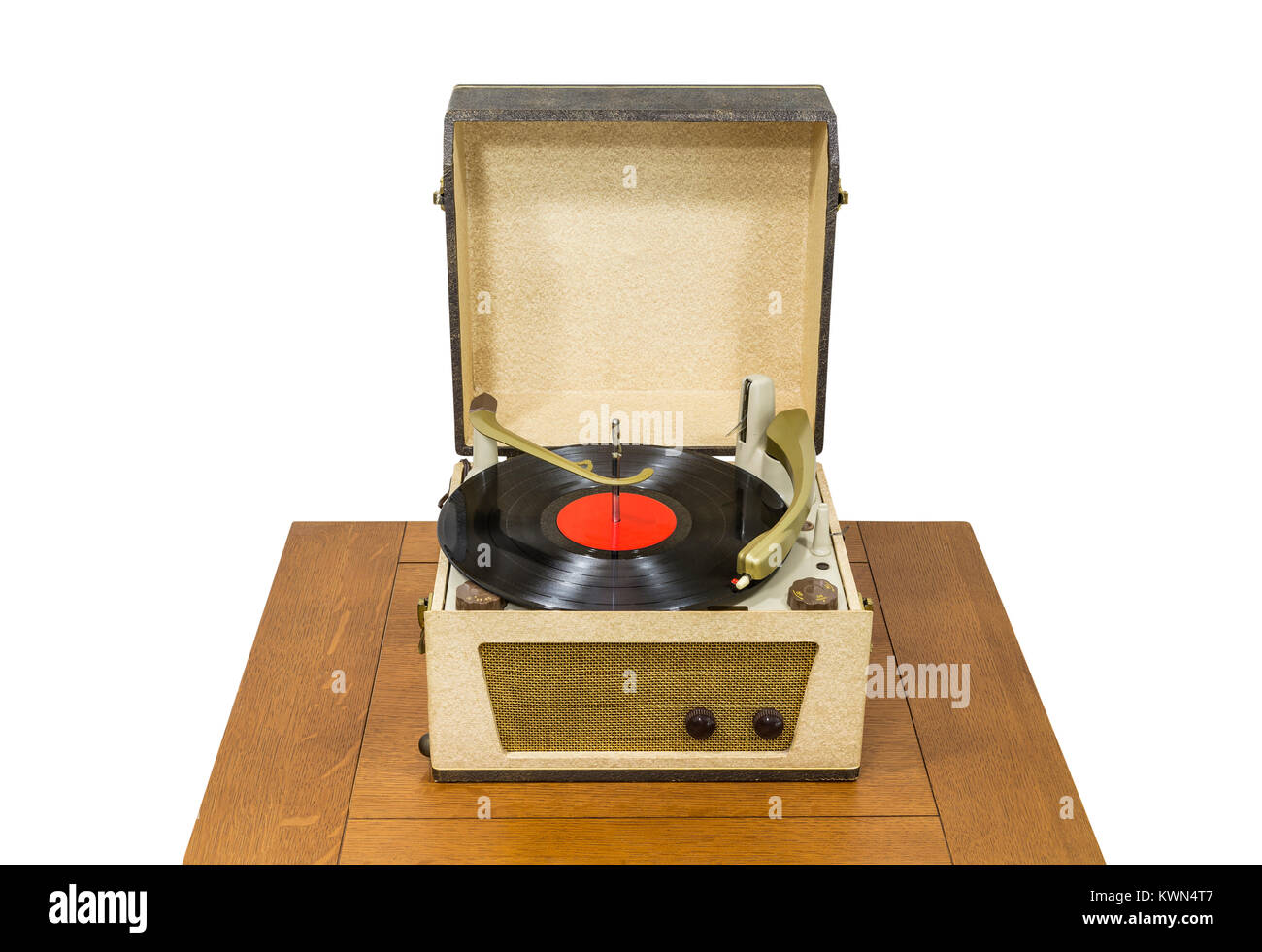 Vintage turntable avec album d'enregistrement rouge isolé sur blanc. Banque D'Images