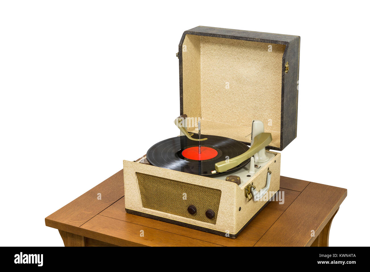 Vintage record player sur table en bois isolé sur blanc. Banque D'Images