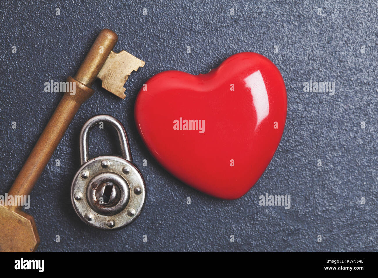 Déverrouiller la Saint-valentin amour concept. Coeur rouge avec clé et cadenas Banque D'Images