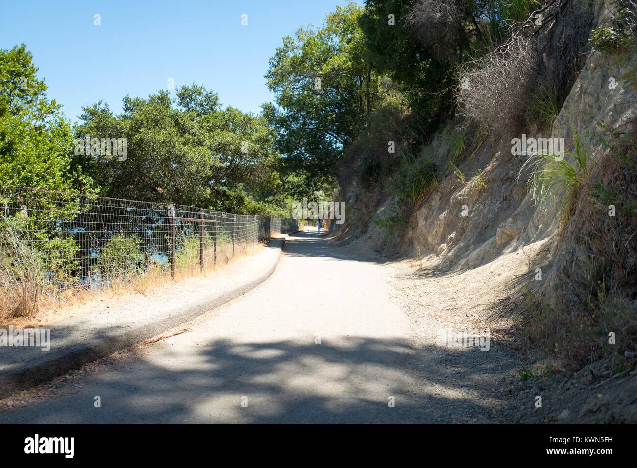 Sentier au Parc régional du lac Chabot, un Orient Bay Regional Park dans la région de la baie de San Francisco la ville de San Leandro, Californie, le 16 juillet 2017. Banque D'Images