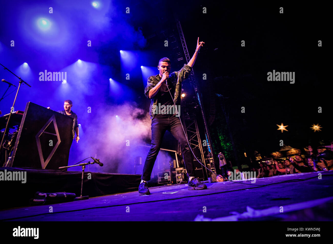 Le Danemark, Skanderborg - 11 août, 2017. Le chanteur, auteur-compositeur et musicien Alex Vargas effectue un concert live au cours de la fête de la musique SmukFest danoise en 2017. Banque D'Images