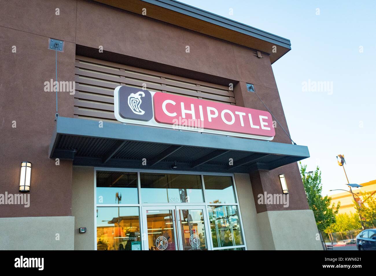 Façade avec l'affichage à une franchise locale de la chaîne de restaurants Mexicain Chipotle, Dublin, Californie, le 10 juillet 2017. Banque D'Images