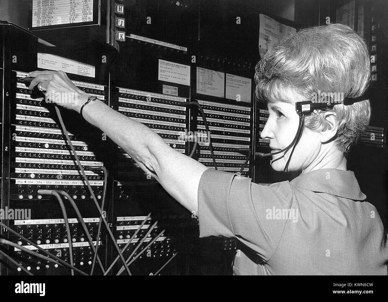 Cette photographie montre un historique 1974 CDC téléphone conducteur assis à un standard, et le port d'un casque traditionnel, 1974. La CDC emploie près de 8 500 personnes, dans plus de 170 professions. Il y a plus de 5, 600 professionnels hautement qualifiés dans la région d'Atlanta, et un autre, 2 900 dans d'autres endroits des États-Unis. (Les données recueillies en 2003). Image courtoisie CDC. Banque D'Images