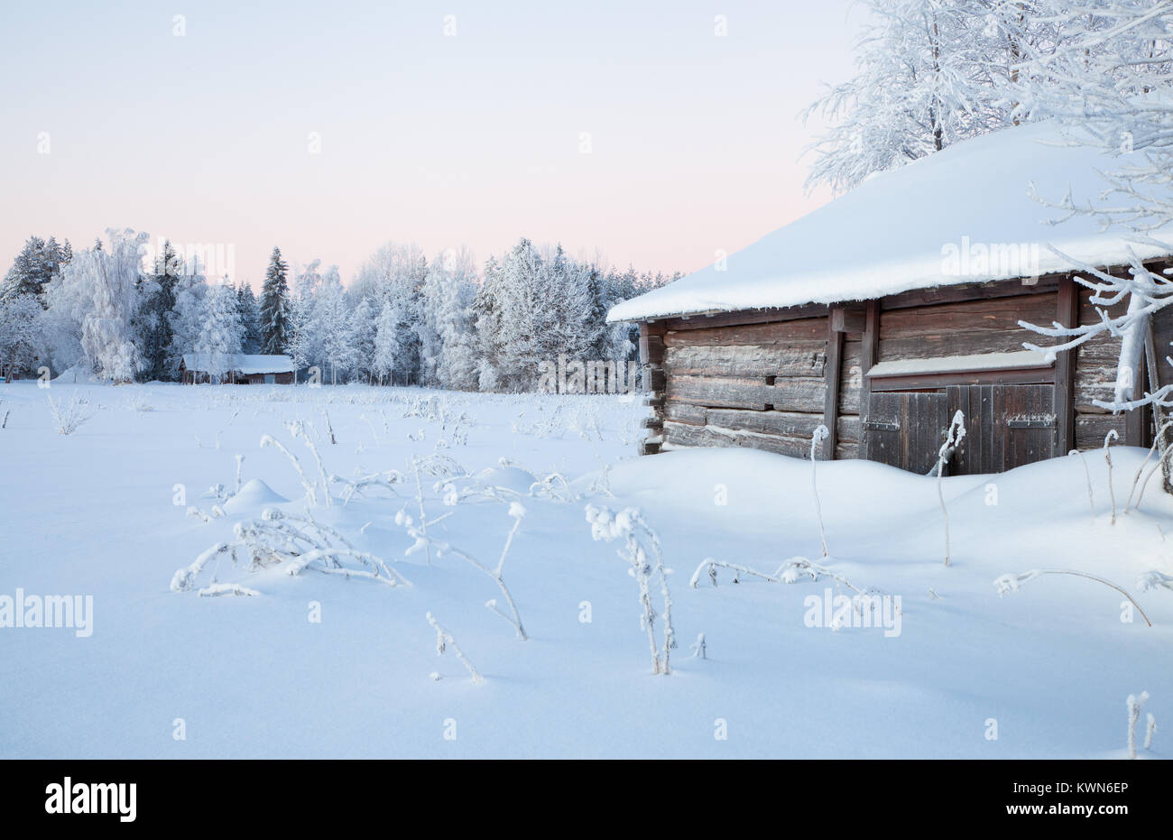 Chalet en bois scandinave et de l'Arctique l'hiver Banque D'Images