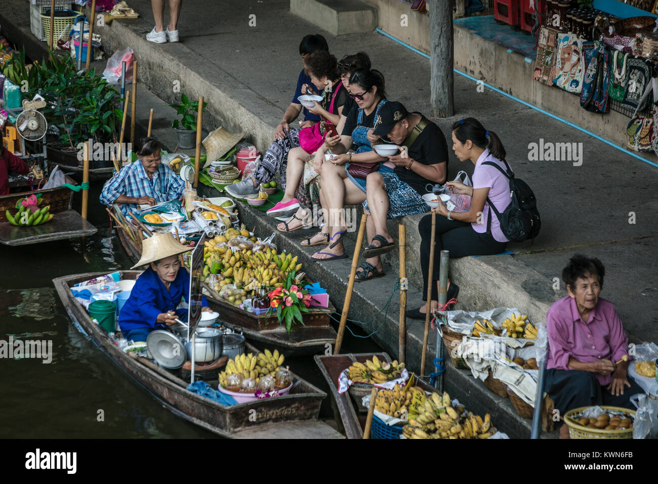 Les commerçants et les touristes thaïlandais, le marché flottant de Damnoen Saduk, Thaïlande. Banque D'Images