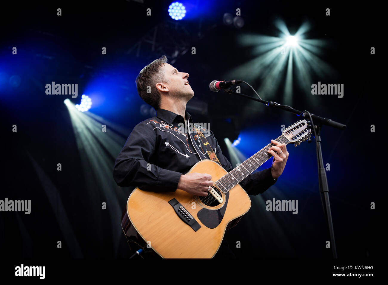 Le groupe américain Calexico effectue un concert live au Danish Music Festival 2015 Northside à Aarhus. Chanteur et musicien ici Joey Burns est représenté sur scène. Le Danemark, 14/06 2015. Banque D'Images