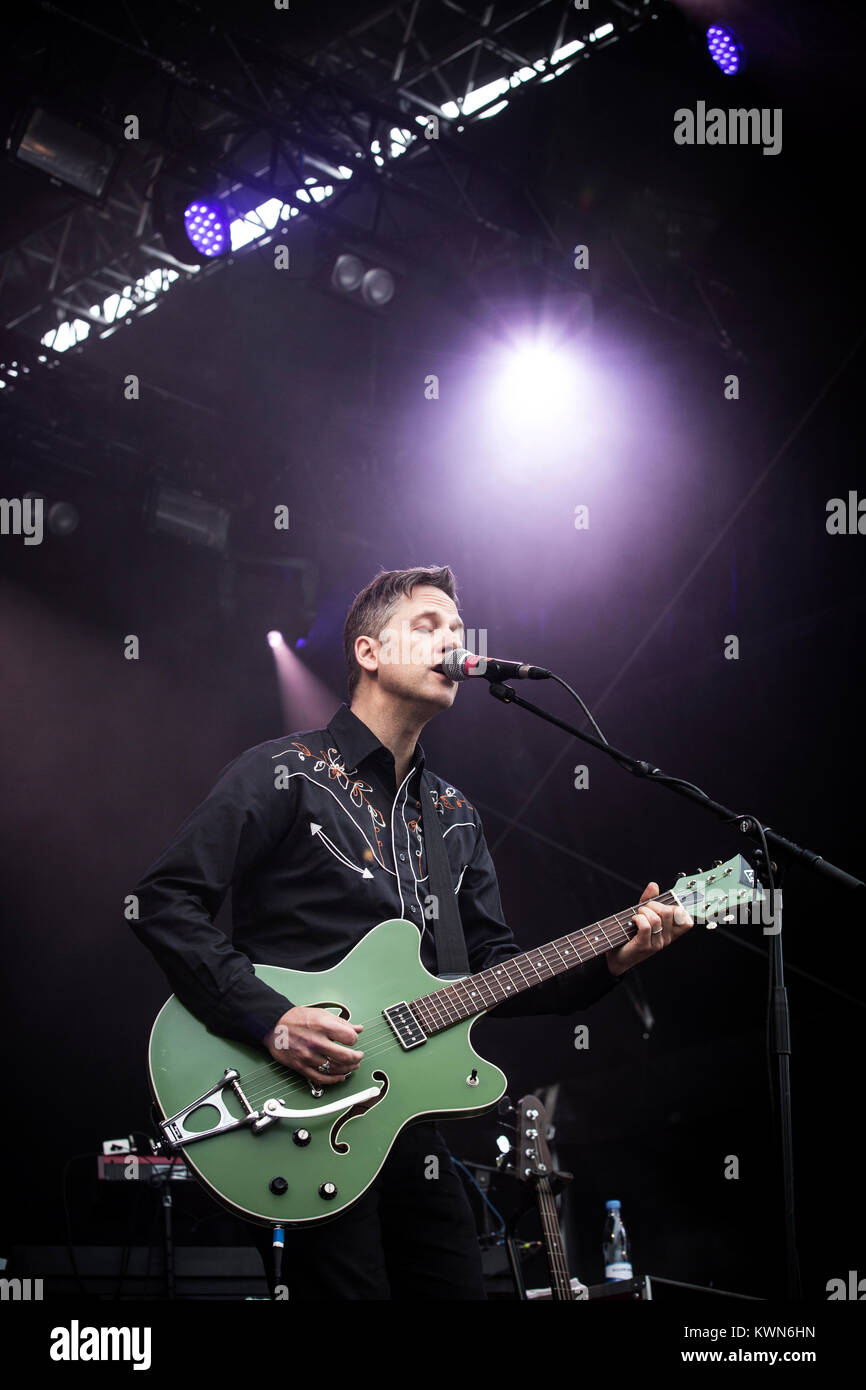 Le groupe américain Calexico effectue un concert live au Danish Music Festival 2015 Northside à Aarhus. Chanteur et musicien ici Joey Burns est représenté sur scène. Le Danemark, 14/06 2015. Banque D'Images