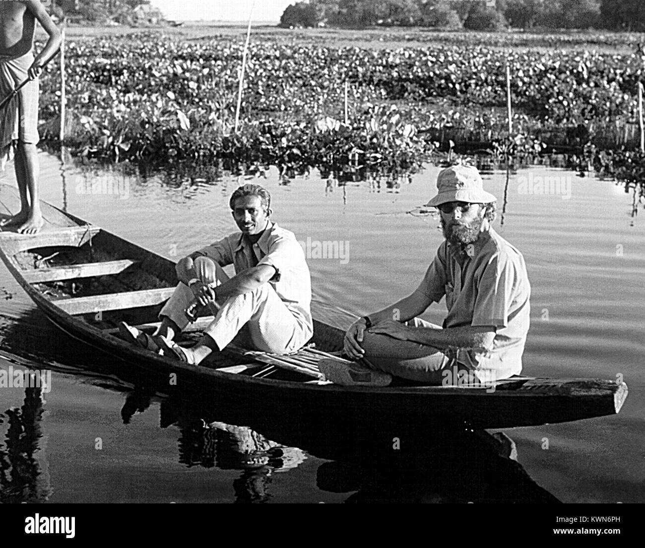 Ici Jeff Koplan, M.D. M.P.H. et son homologue sont impliqués dans les soins de terrain liées à la variole au Bangladesh dans les années 1970, 1958. C'est l'ancien directeur des CDC, et l'Epidemic Intelligence Service (EIS), classe de ?. 72, Jeffrey Koplan, M.D. Miles par heure sur une affectation de terrain au Bangladesh qui participent à l'éradication de la variole à l'échelle mondiale au cours des années 1970,. Image courtoisie CDC. Banque D'Images