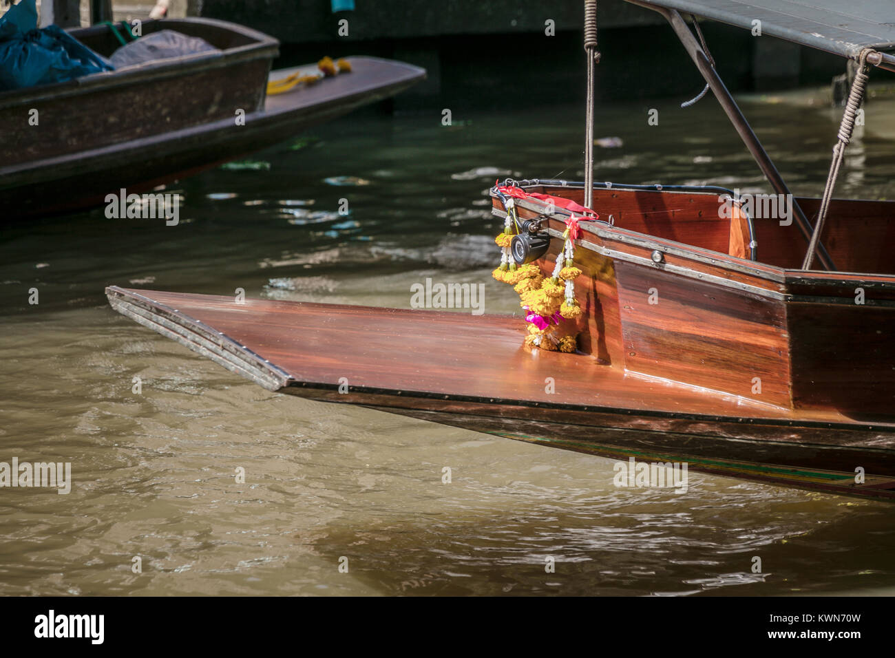 Couronne de fleurs traditionnelles sur l'avant du bateau de tourisme, le marché flottant de Damnoen Saduk, Thaïlande. Banque D'Images