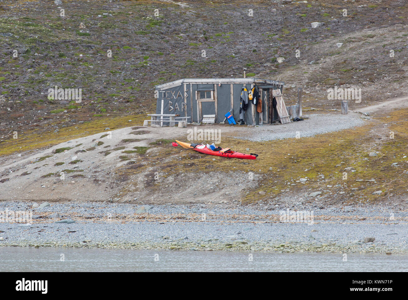 Kayakiste de mer à l'aide de Texas Bar comme le logement, l'ancien chalet des trappeurs de fourrures à Worsleyhamna Liefdefjorden / Liefdefjord, Svalbard, Norvège, Spitzberg / Banque D'Images