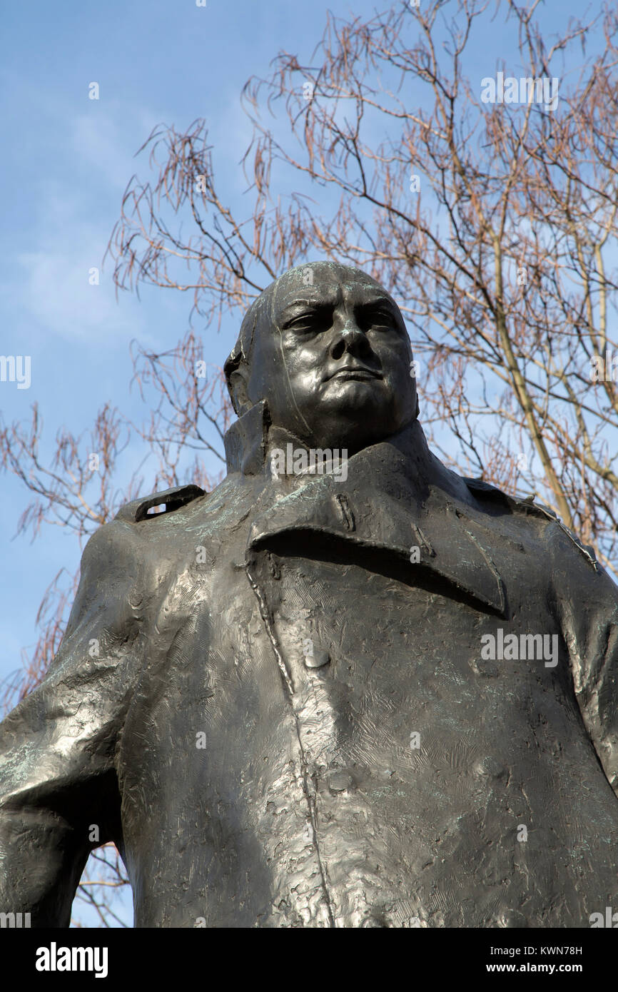 Statue de Sir Winston Churchill à la place du Parlement à Londres, en Angleterre. Churchill (1874 - 1965) est surtout connu pour son rôle de premier ministre de la Grande-Bretagne Banque D'Images